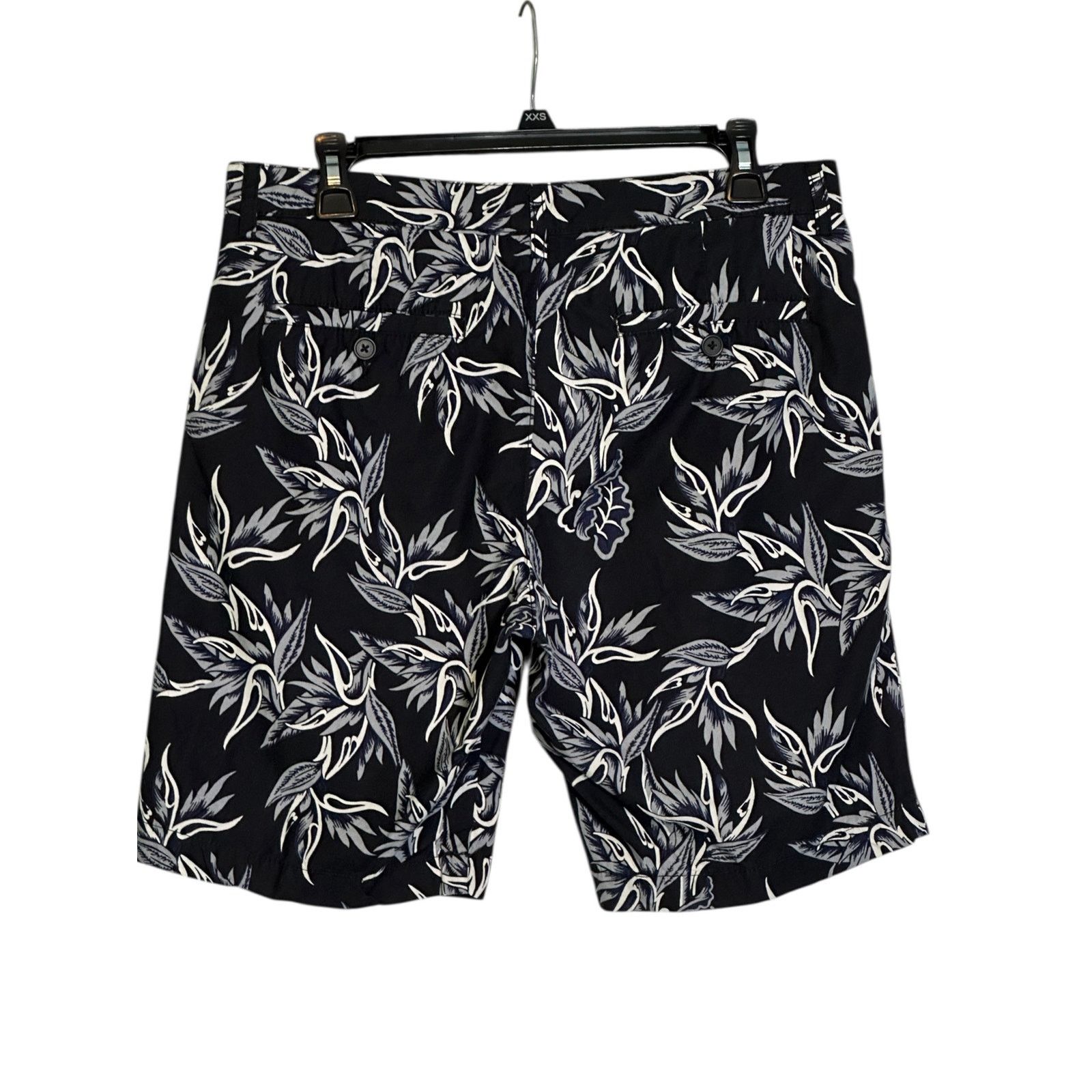 H&M H&M black white floral casual shorts size 32R Size US 32 / EU 48 - 9 Thumbnail