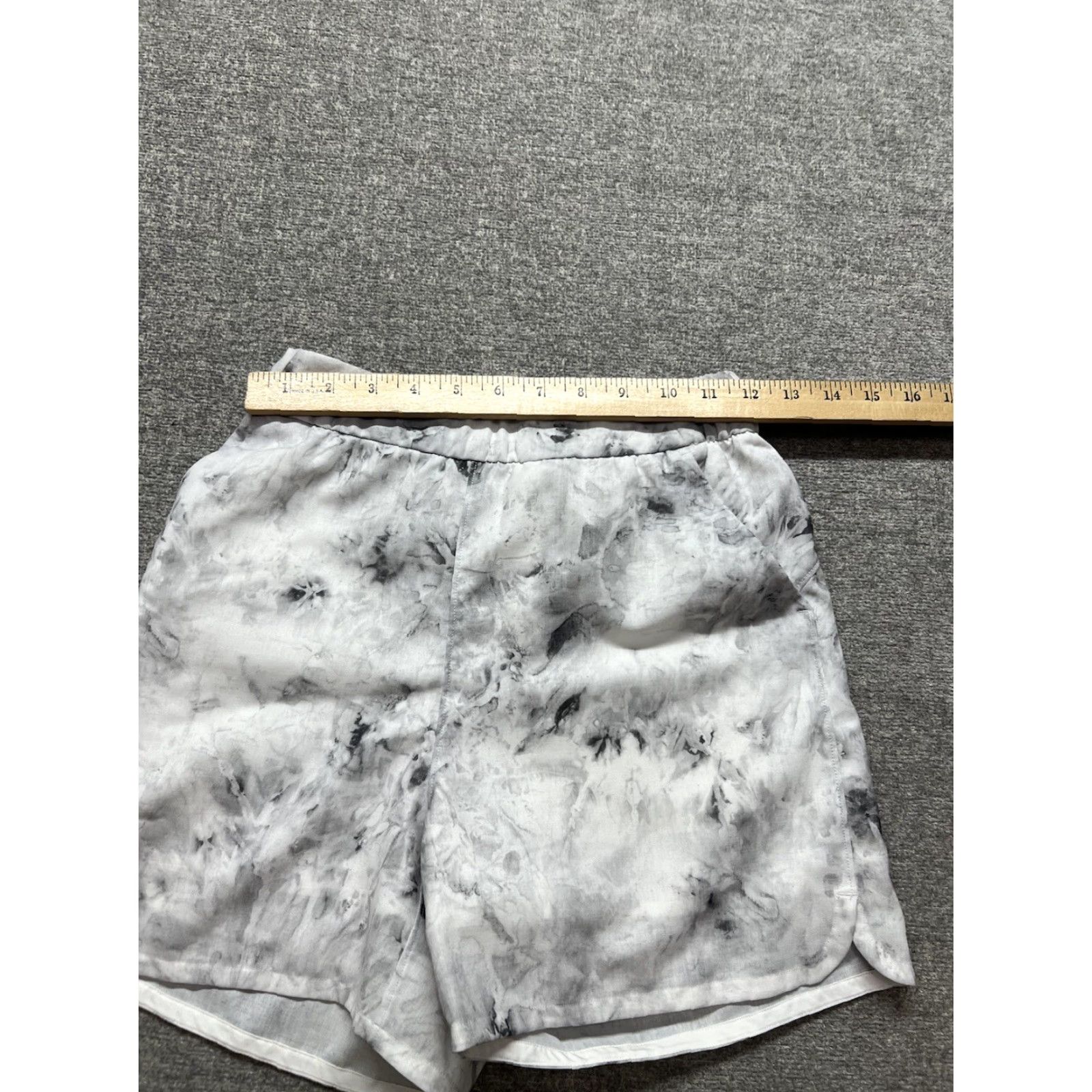 Lululemon Lululemon Flat Front Relaxed Short High-Rise 5" Marble White Pockets Women's 2 Inseam 5" Moisture Wicking Zip Pocket Athletic Summer Activewear Size 26" / US 2 / IT 38 - 3 Thumbnail