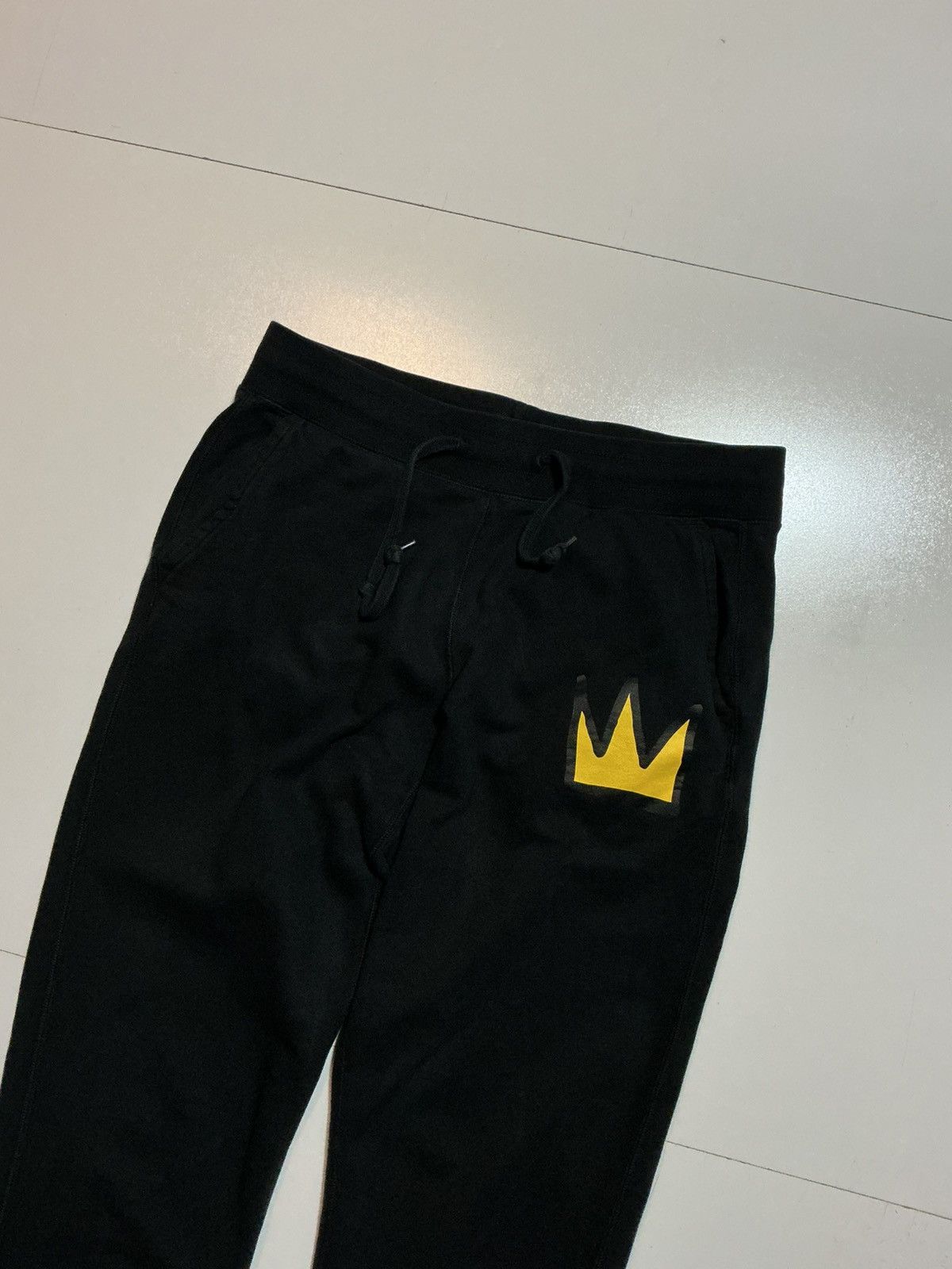 Uniqlo Uniqlo Sprz NY Jean Michel Basquiat Crown Jogger Sweatpants Size US 34 / EU 50 - 5 Thumbnail