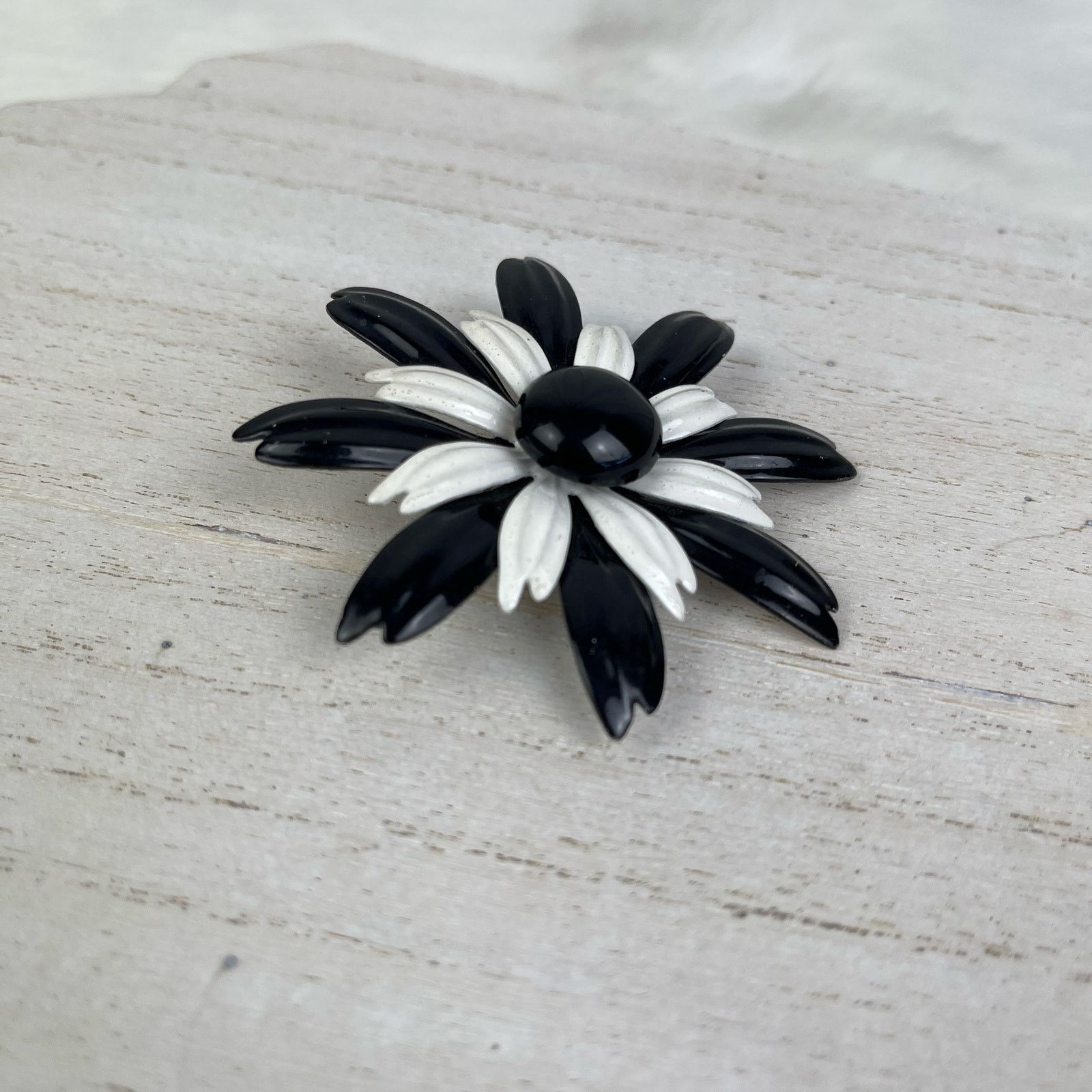Vintage VTG 1960’s Black White Daisy Flower Brooch Pin Metal Enamel Size ONE SIZE - 7 Thumbnail