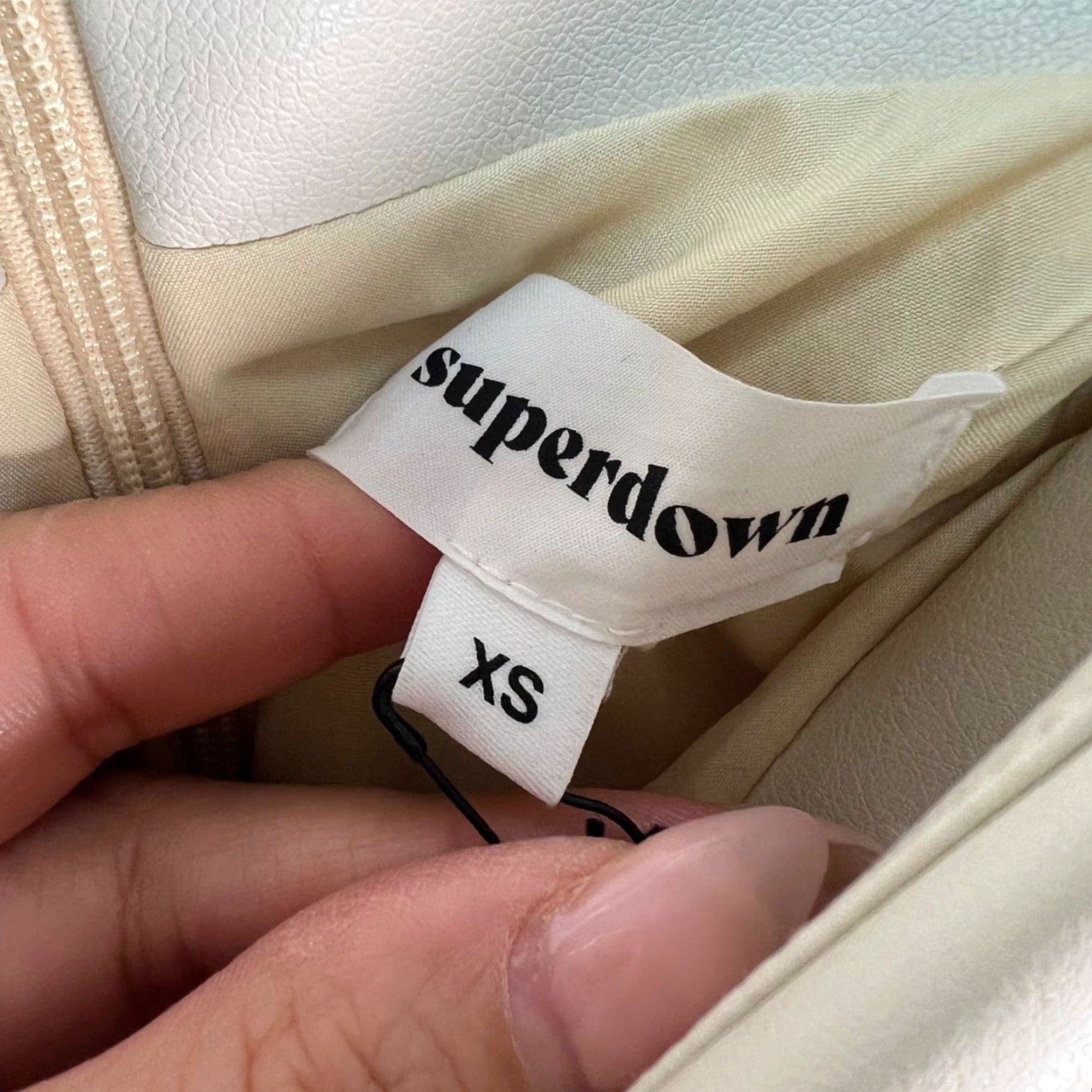 superdown Superdown Womens XS Cream Faux Leather Wrap Skort NEW! Skort Casual Summer Short Womens XS Cream Faux Leather Wrap Skort Nike Size 26" / US 2 / IT 38 - 3 Thumbnail