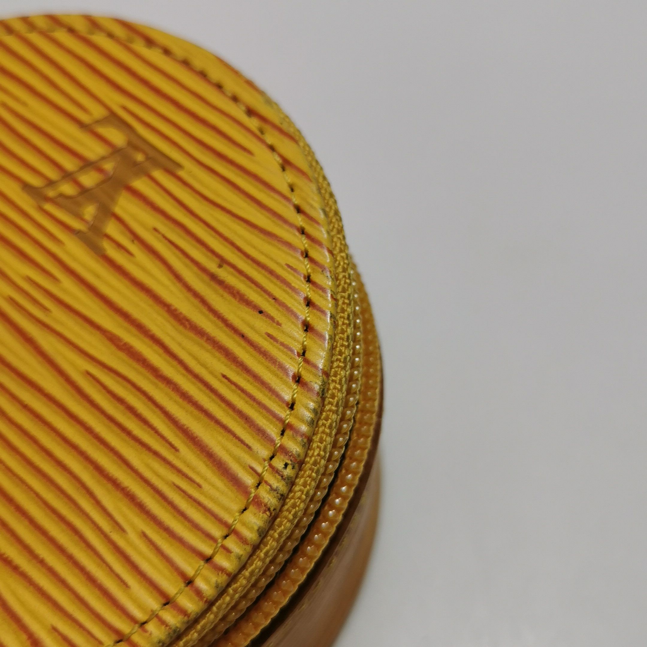 Louis Vuitton Louis Vuitton (LV) Cowhide solid color water ripple logo je Size ONE SIZE - 5 Thumbnail