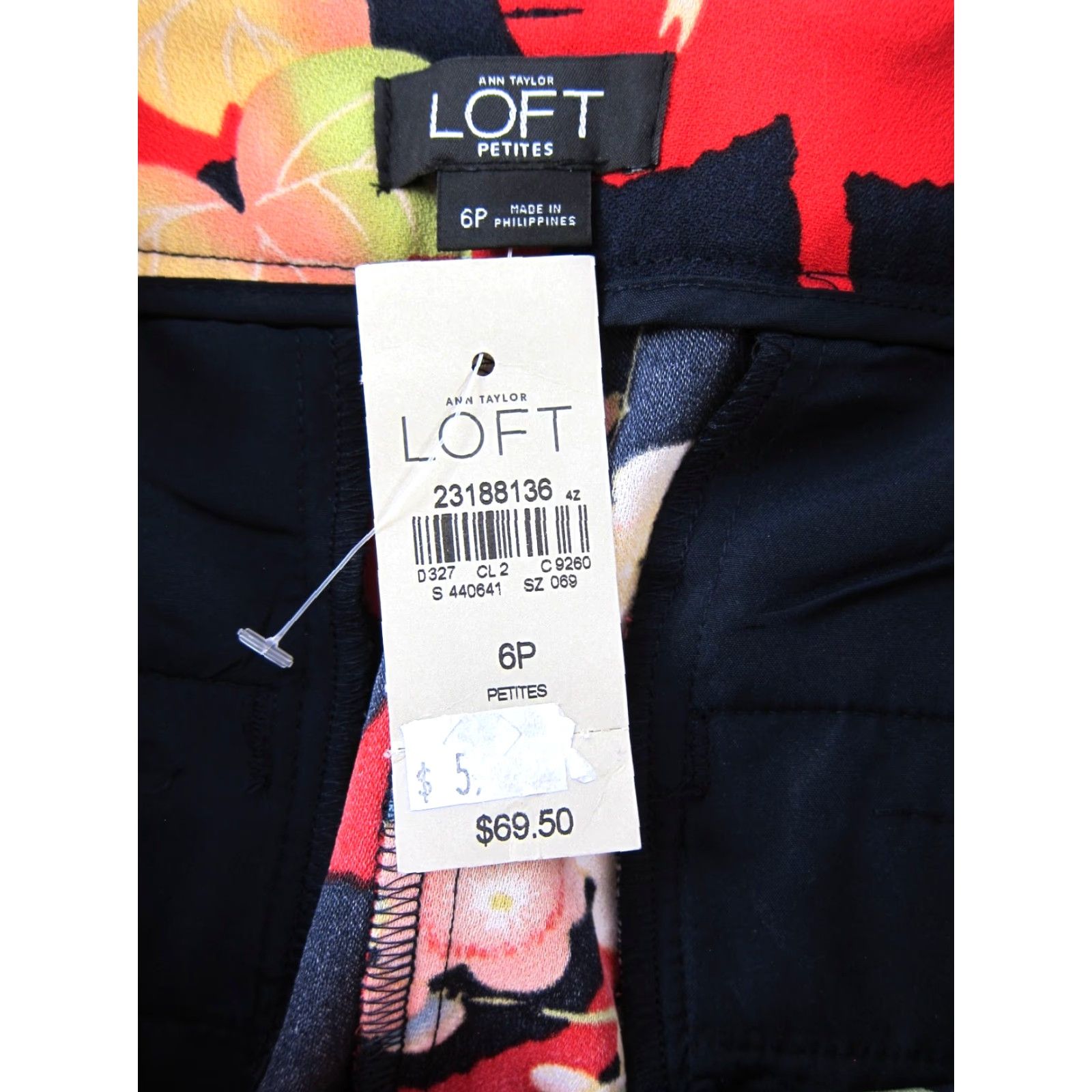 Ann Taylor NWT Ann Taylor LOFT Red Floral Pocket High Rise Wide Leg Capri Pant 6P Blue Red Floral Pant Capri LOFT NWT Ann Taylor Size 28" / US 6 / IT 42 - 3 Thumbnail