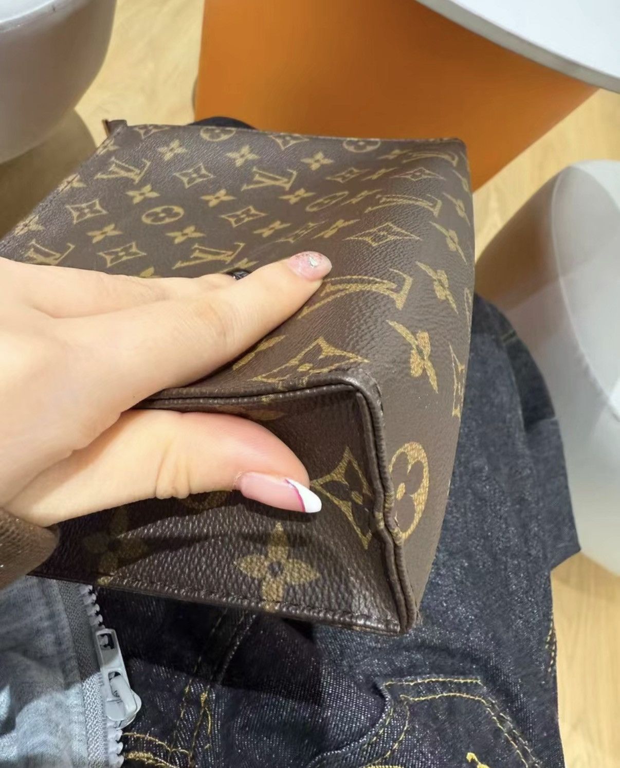 Louis Vuitton Louis Vuitton 26 Monogram Toiletry Pouch/Clutch. Size ONE SIZE - 2 Thumbnail