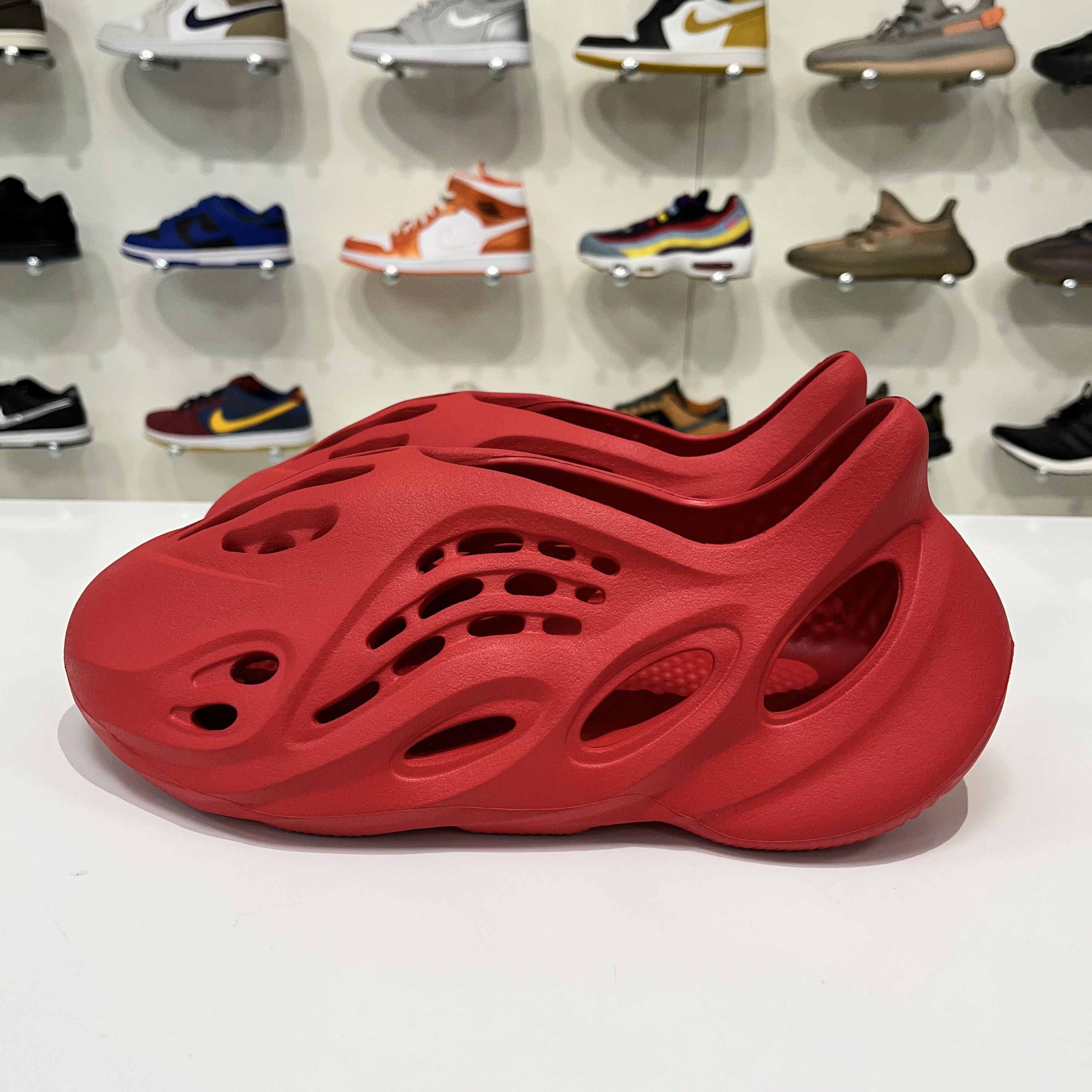 Adidas Adidas Yeezy Foam RNNR MX Vermillion Size US 9 / EU 42 - 3 Thumbnail