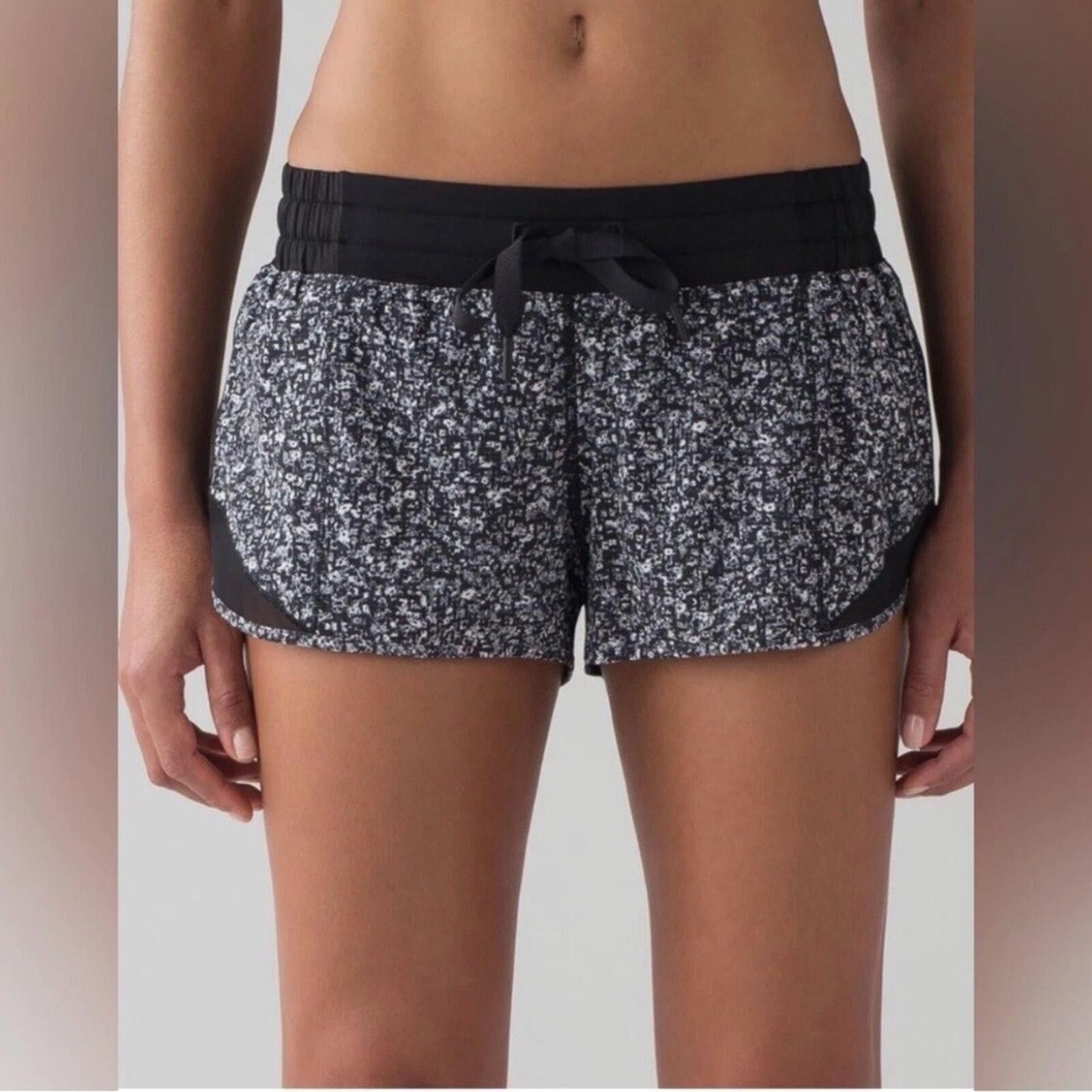 Lululemon Lululemon Hotty Hot Shorts 2.5" Daisy Dust Alpine 8 Size 30" / US 8 / IT 44 - 1 Thumbnail