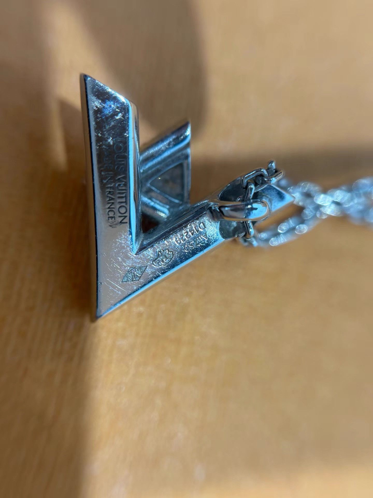 Louis Vuitton Louis Vuitton White Gold Diamond VOLT Pendant K36 Size ONE SIZE - 6 Thumbnail