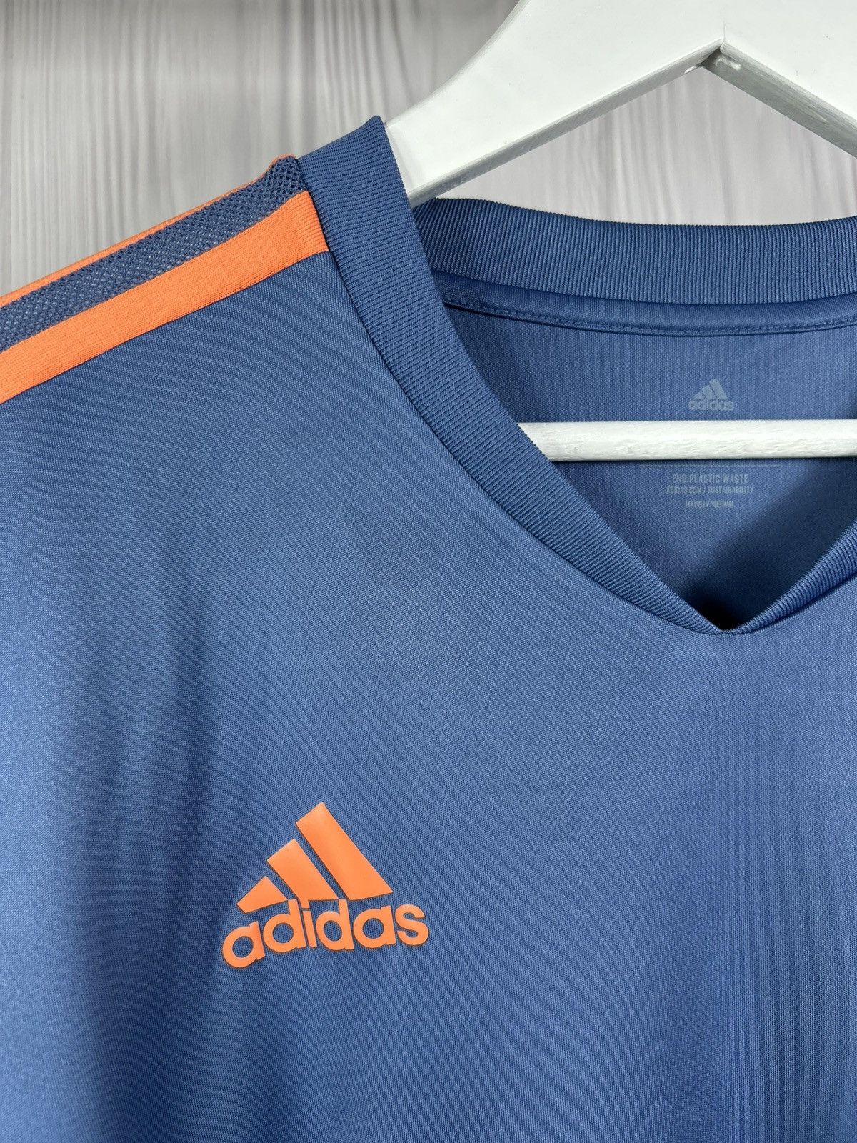 Adidas MANCHESTER UNITED 2022/2023 TRAINING JERSEY ADIDAS SIZE L Size US XL / EU 56 / 4 - 5 Thumbnail