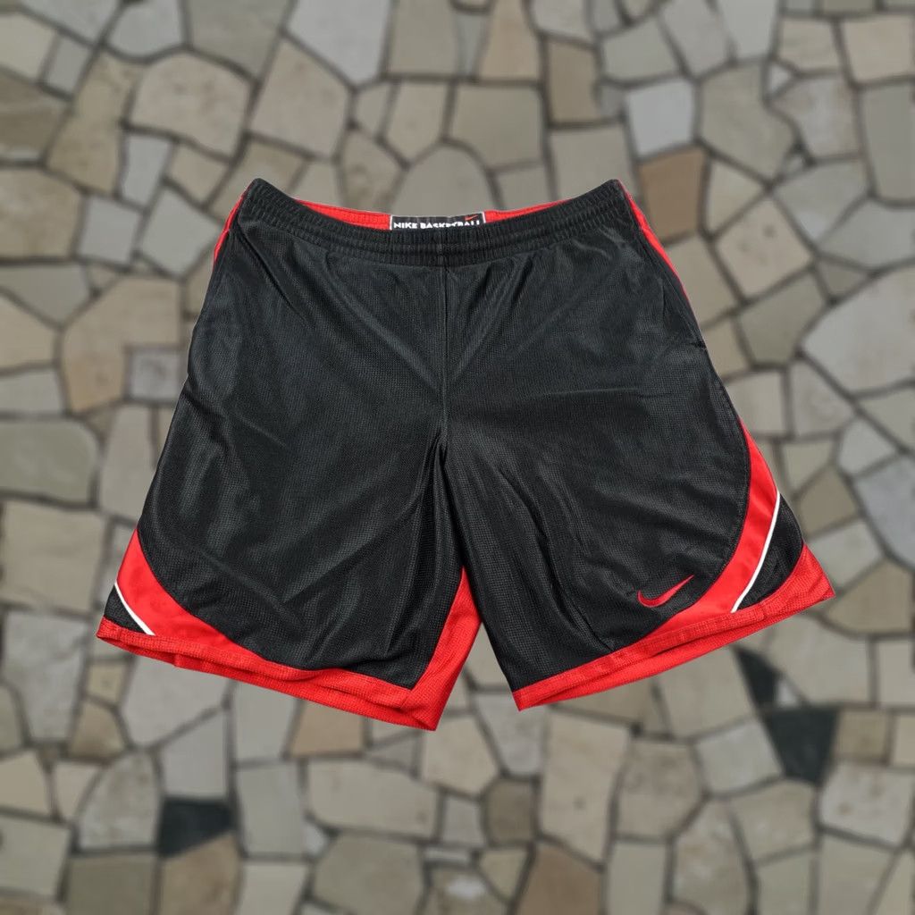 Nike VINTAGE Nike Shorts Mens Medium Black Red Basketball Gym Swoosh Y2K Size US 31 - 1 Thumbnail