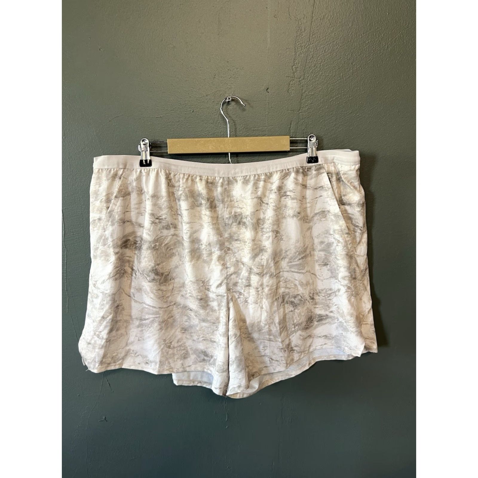 Old Navy Old Navy Women's Gray Camo Pull On Athletic Shorts 2XL Size Gray Activewear Polyester Drawstring Shorts Mens? Wait not. Size 40" / US 18 - 2 Thumbnail