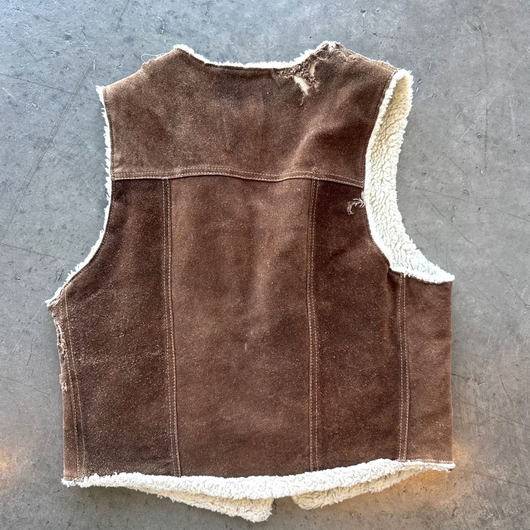 Vintage VINTAGE Leather Brown Button Up Vest Thrashed Men’s Medium Sherpa Lined Y2K Vest Brown M Mens Regular Shirt? Size US M / EU 48-50 / 2 - 2 Thumbnail