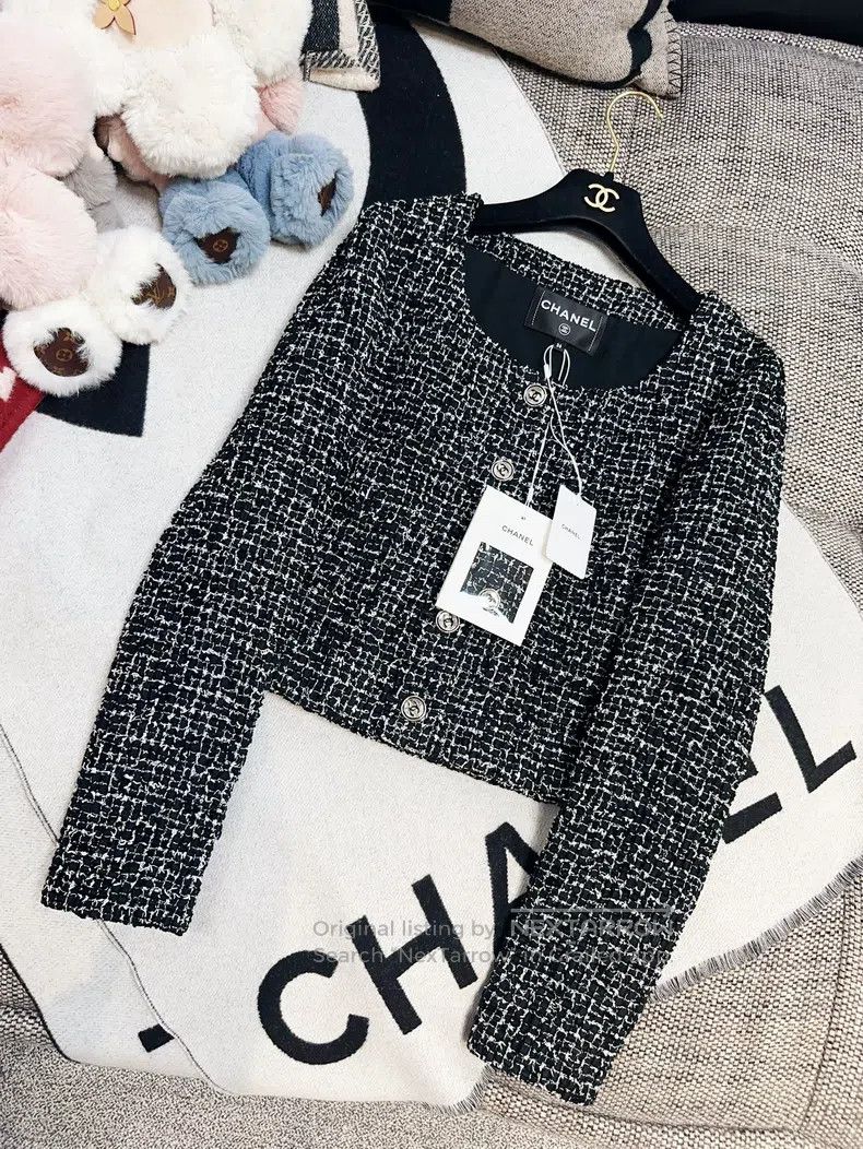 Chanel Chanel 24b black and white mixed colour tweed long-sleeved Size XS / US 0-2 / IT 36-38 - 1 Thumbnail