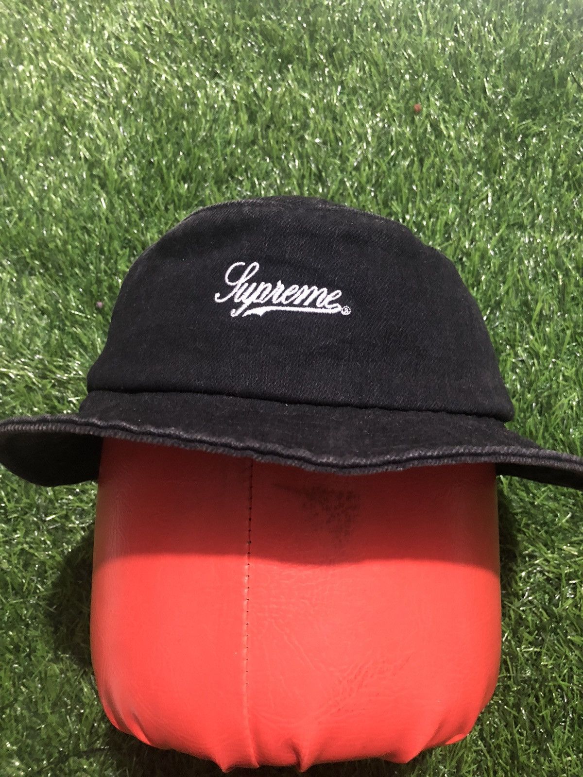 Supreme x New Era Piping Script Logo Cap Grey - SS25 - US Supreme