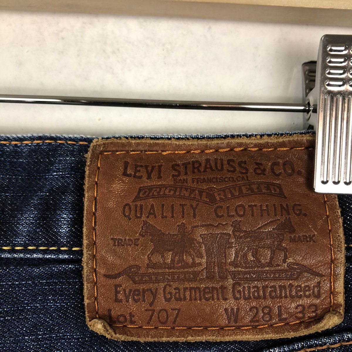 Levi's VINTAGE LEVI’S LOT 707 DISTRESSED DENIM JEANS LEATHER PAD Size US 26 / EU 42 - 9 Thumbnail