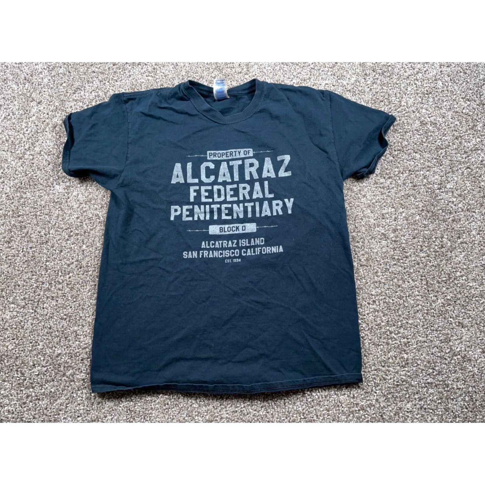 Gildan VINTAGE Alcatraz Federal Penitentiary T-Shirt Adult Large Black Gildan Jersey Crew Neck California Retro Mens Size US L / EU 52-54 / 3 - 2 Thumbnail
