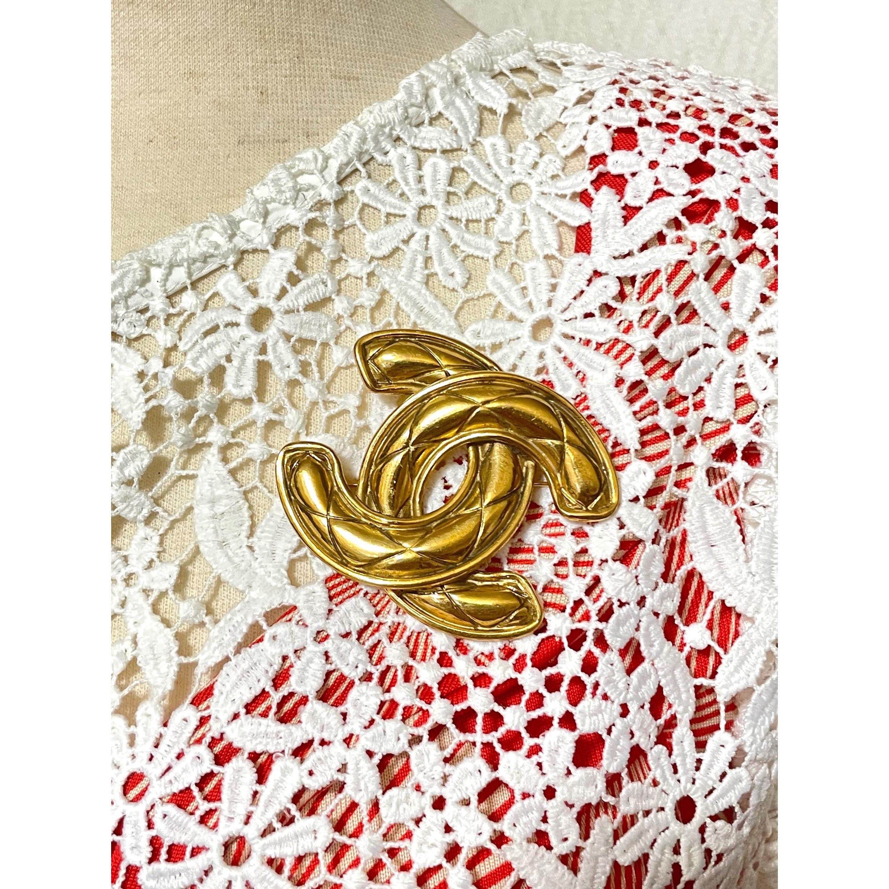 Chanel Vintage Chanel classic large matelasse CC brooch. Must have Size ONE SIZE - 4 Thumbnail