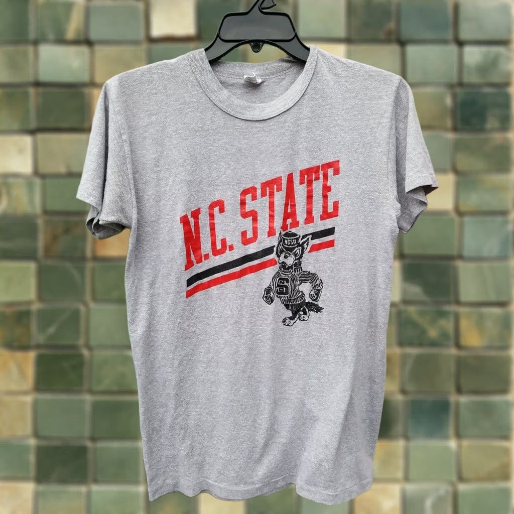 Champion VINTAGE Champion NC State Graphic T Shirt Mens Medium 80s Red Cotton Short Sleeve Crew Neck USA 100% Cottonちら Size US M / EU 48-50 / 2 - 1 Thumbnail