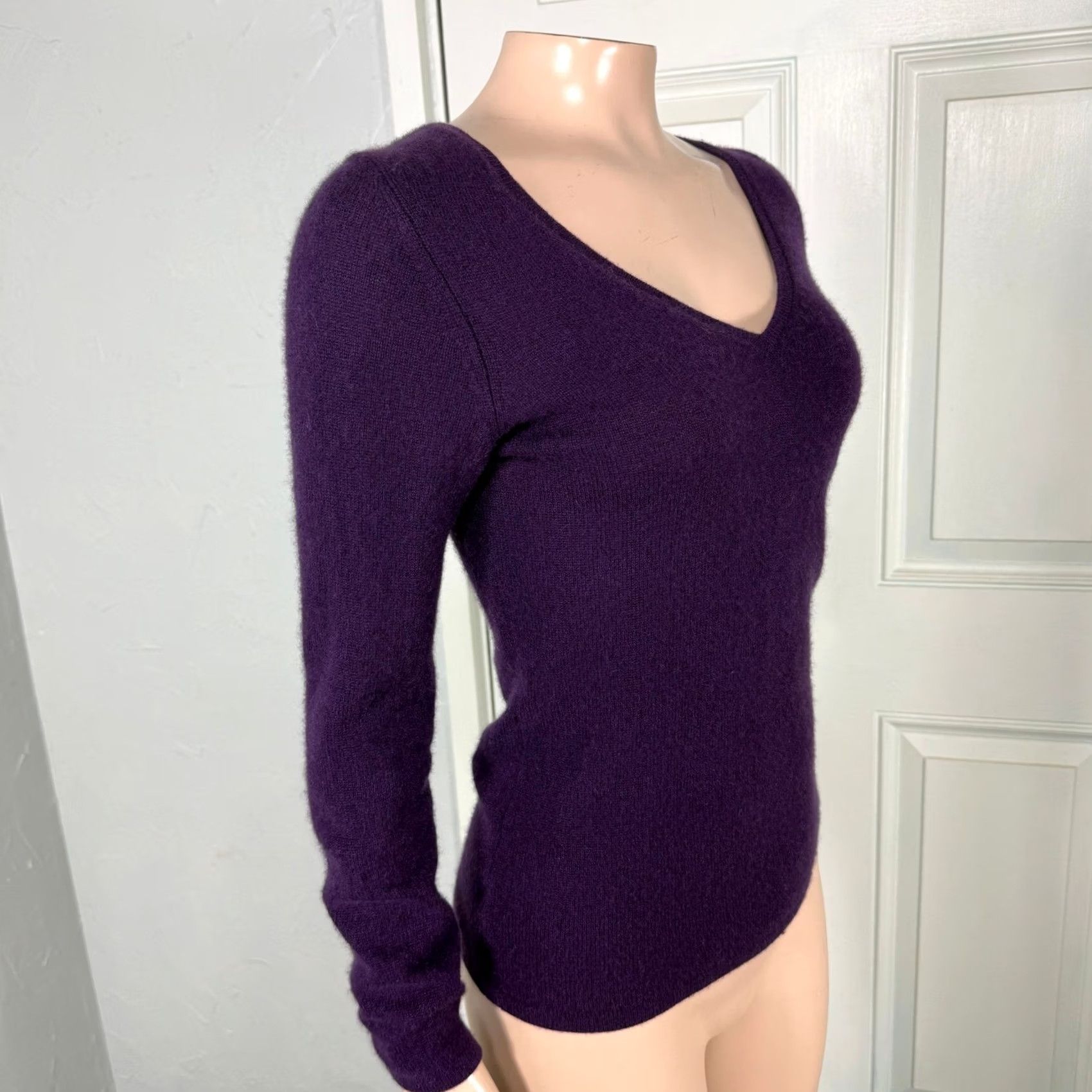 Ann Taylor Ann Taylor Women's Sweater Purple L/S V-Neck Cashmere XSP Petite Pullover Size XS / US 0-2 / IT 36-38 - 4 Thumbnail