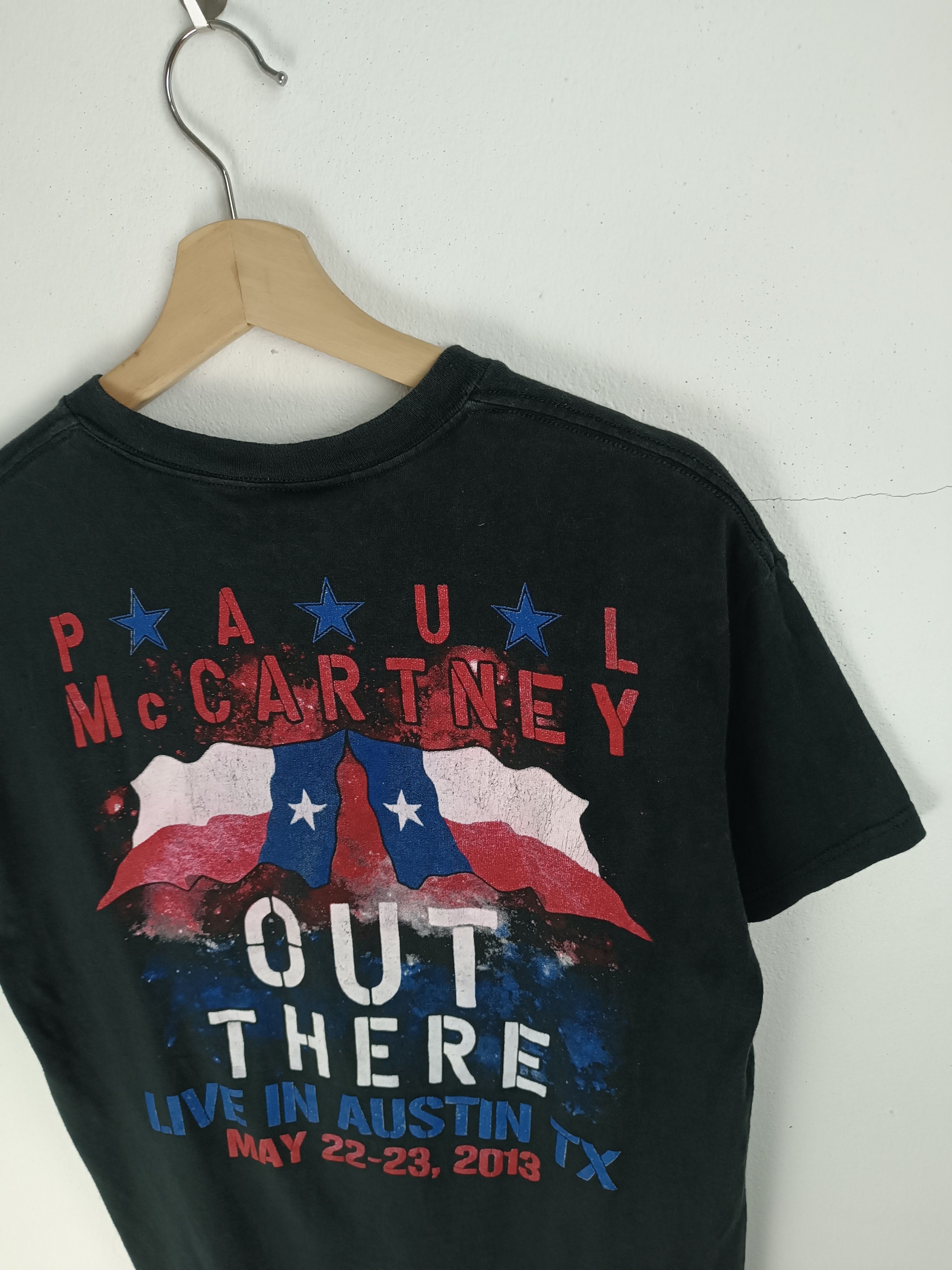 Band Tees VINTAGE '13 PAUL MCCARTNEY OUT THERE TOUR TEE beatles floyd Size US M / EU 48-50 / 2 - 12 Thumbnail