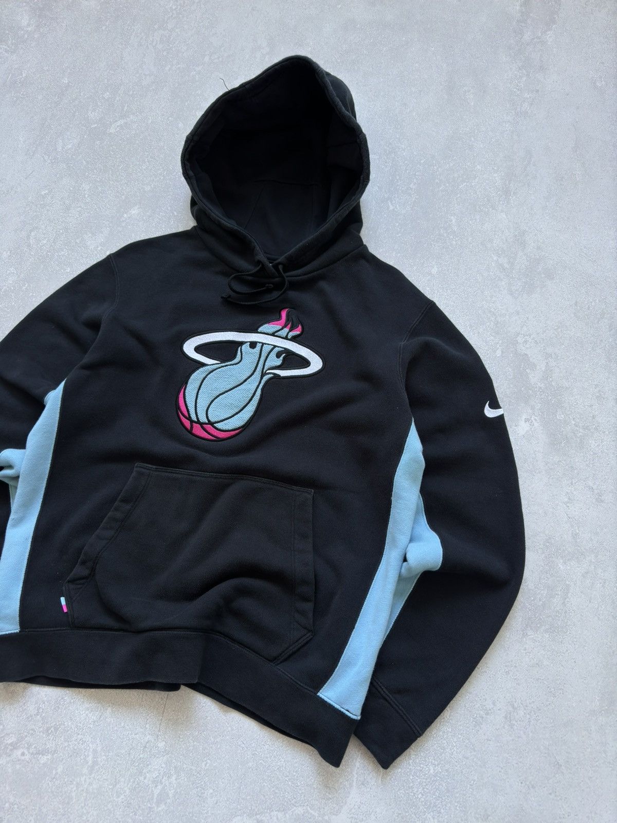 NBA × Nike × Vintage Vintage Nike NBA Miami Heat Vice City Basketball Hoodie Size US M / EU 48-50 / 2 - 7 Thumbnail