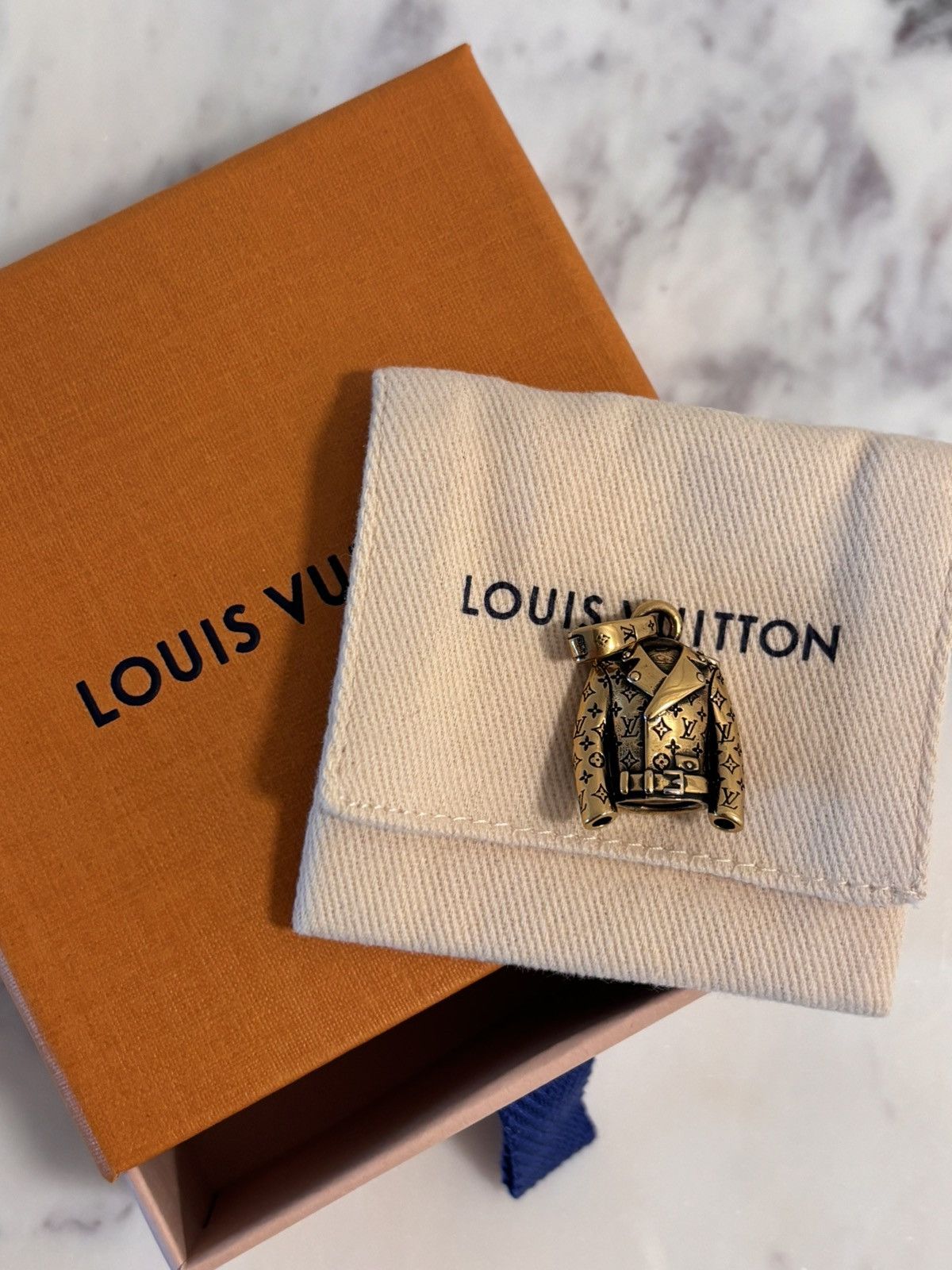 Louis Vuitton Louis Vuitton LV Jacket Charm M03076 Size ONE SIZE - 1 Thumbnail