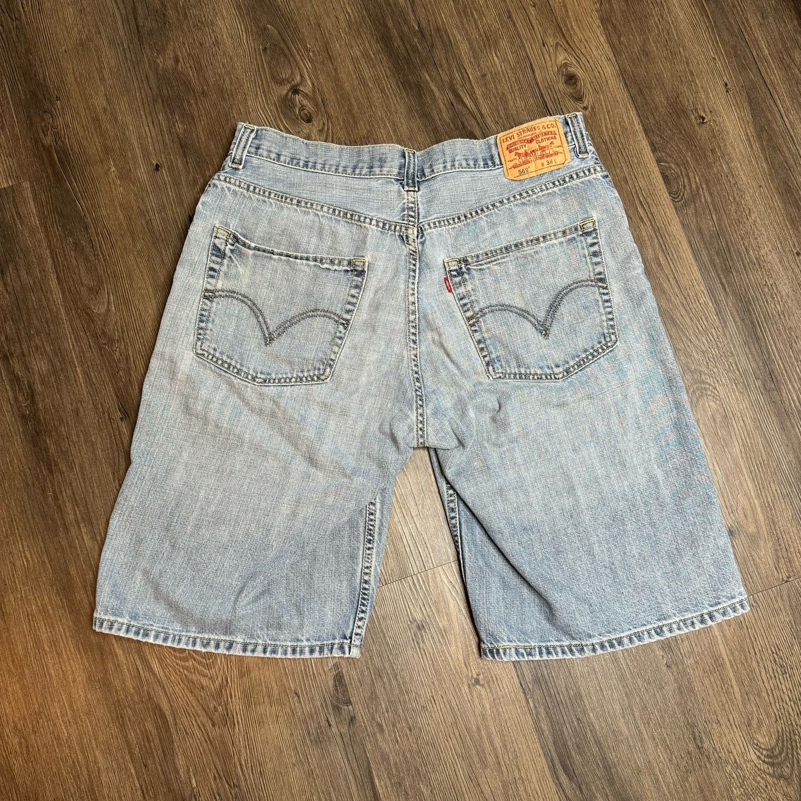 Levis Loose Fit JORTS ( SZ 34 )