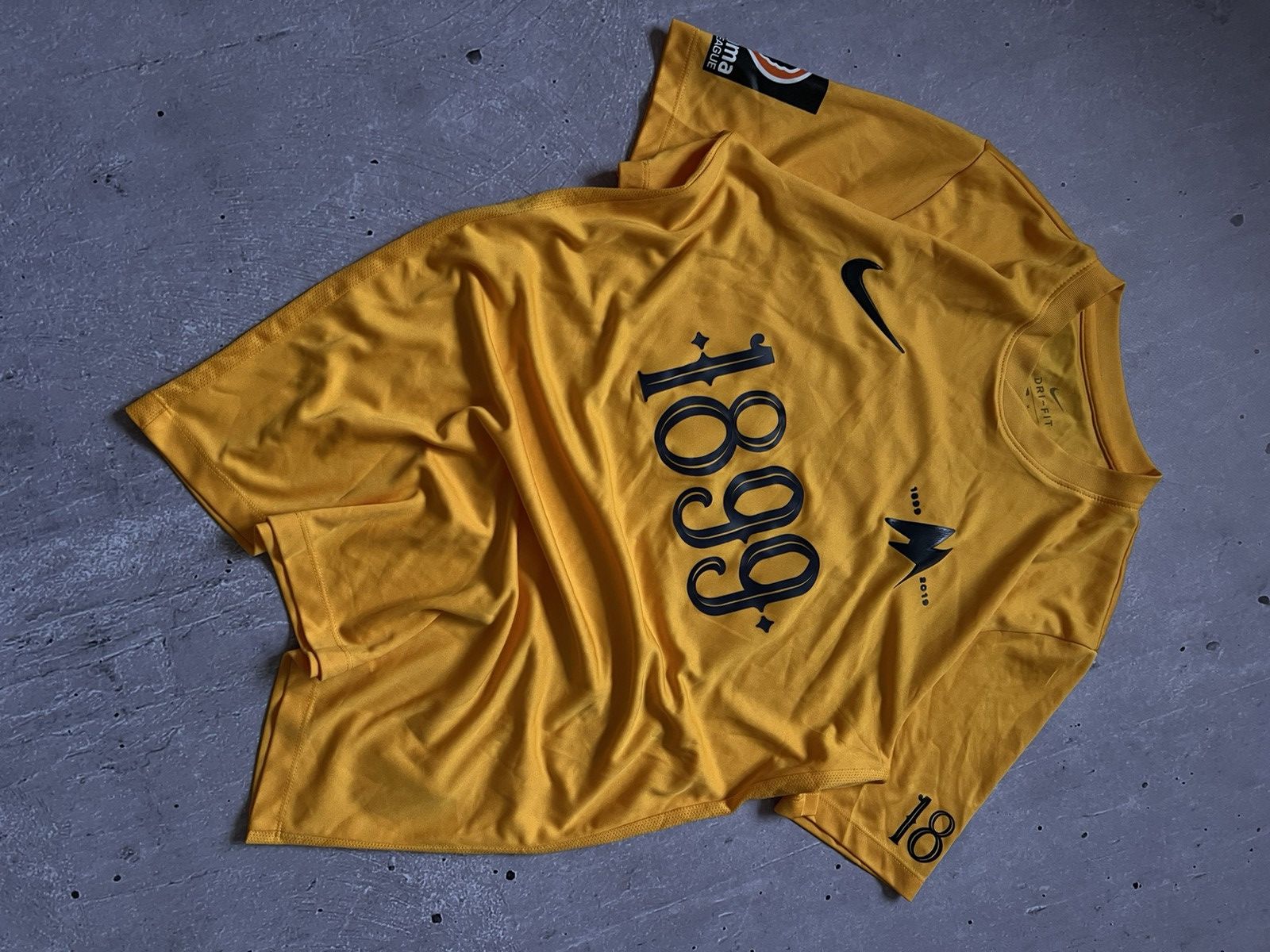 Nike Torquay United 2019-20 Nike t-shirt football jersey sz M #23 Size US M / EU 48-50 / 2 - 1 Thumbnail