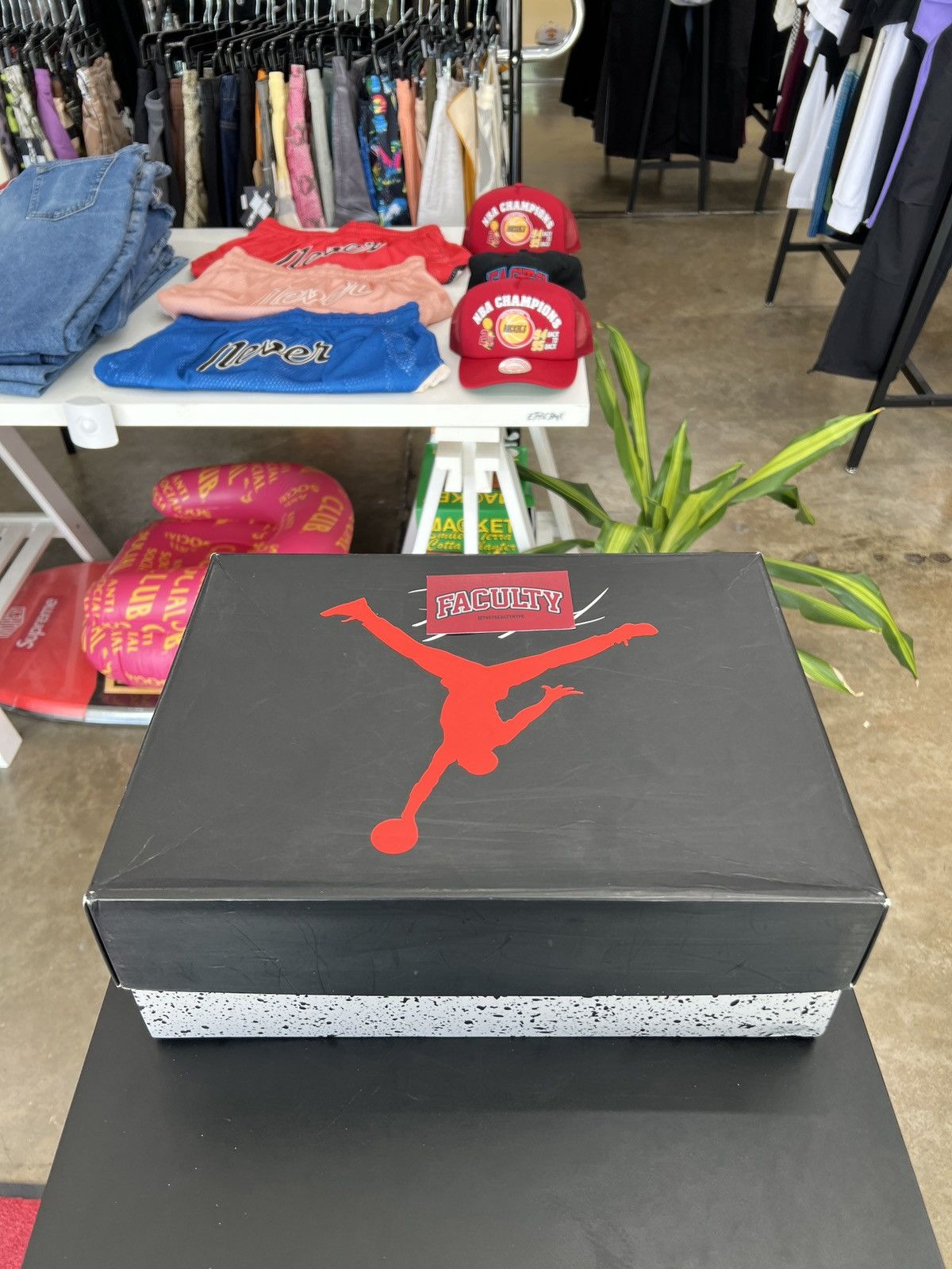 Jordan Brand Air Jordan 4 Bred Sz. 12 (2019) Size US 12 / EU 45 - 15 Thumbnail
