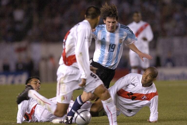 Adidas • 2004/2005 Argentina home kit jersey No.19 Messi Size US L / EU 52-54 / 3 - 5 Thumbnail