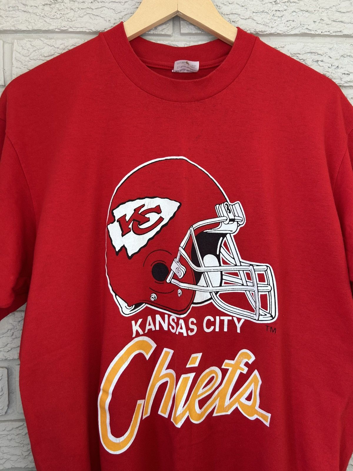 NFL × Vintage Vintage 90s Kansas City Chiefs Helmet Logo T Shirt Size US XL / EU 56 / 4 - 2 Thumbnail