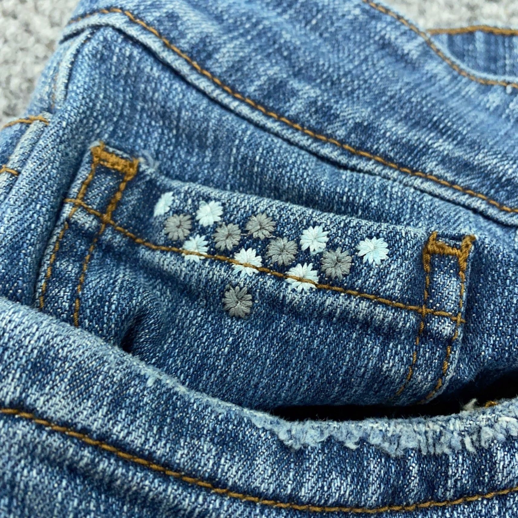 Lee Lee Cropped Jeans Womens Size 8 Blue Embroidered Stretch Denim Mid Rise 22in Inseam Classic Pockets City Fashion? Size 30" / US 8 / IT 44 - 4 Thumbnail