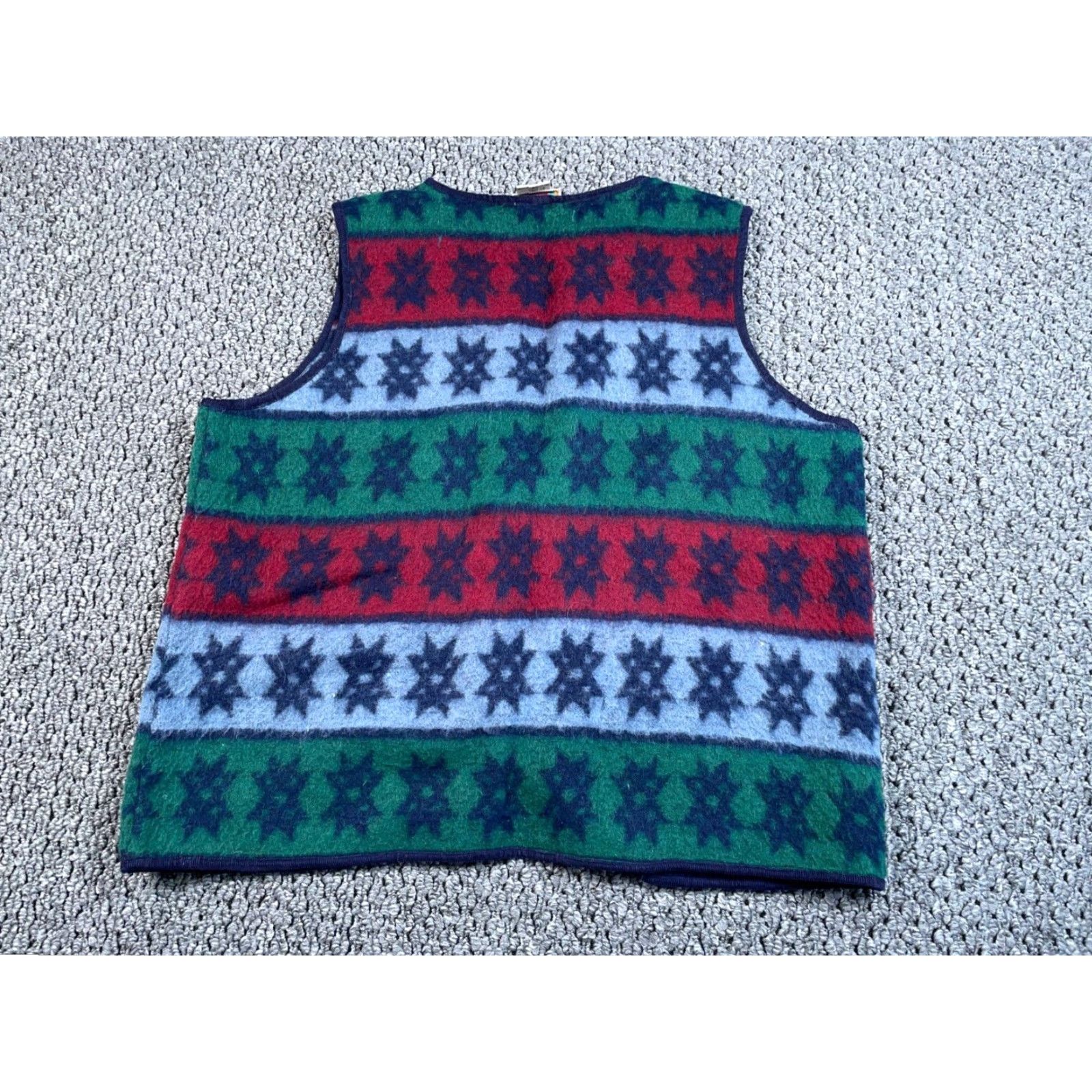 Vintage VINTAGE Erika Vest Women Large Green Red Wool Snowflake Geometric Button Up 90s Aztec Tribal Lightweight Women Size L / US 10 / IT 46 - 2 Thumbnail