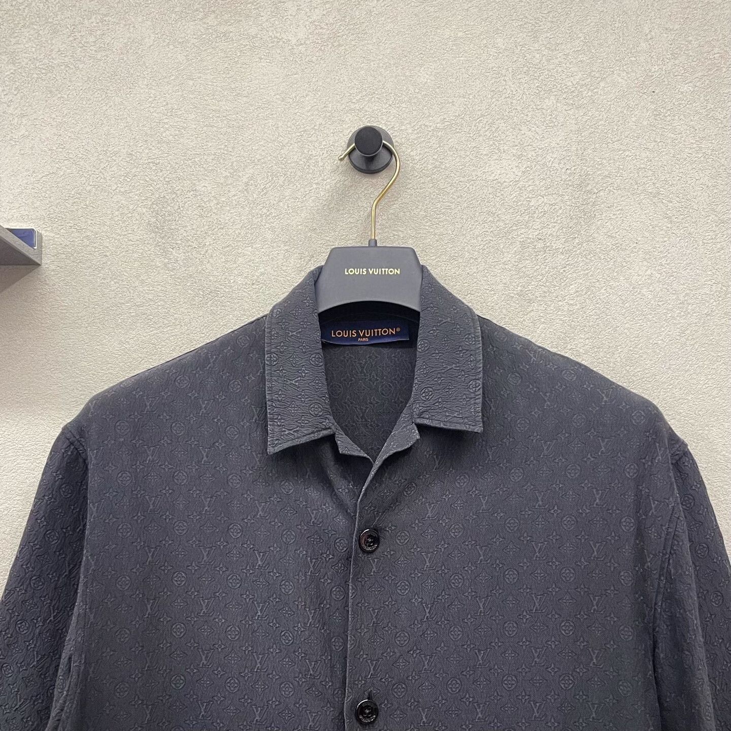 Louis Vuitton logo embossed short sleeve shirt in black Size US S / EU 44-46 / 1 - 4 Thumbnail