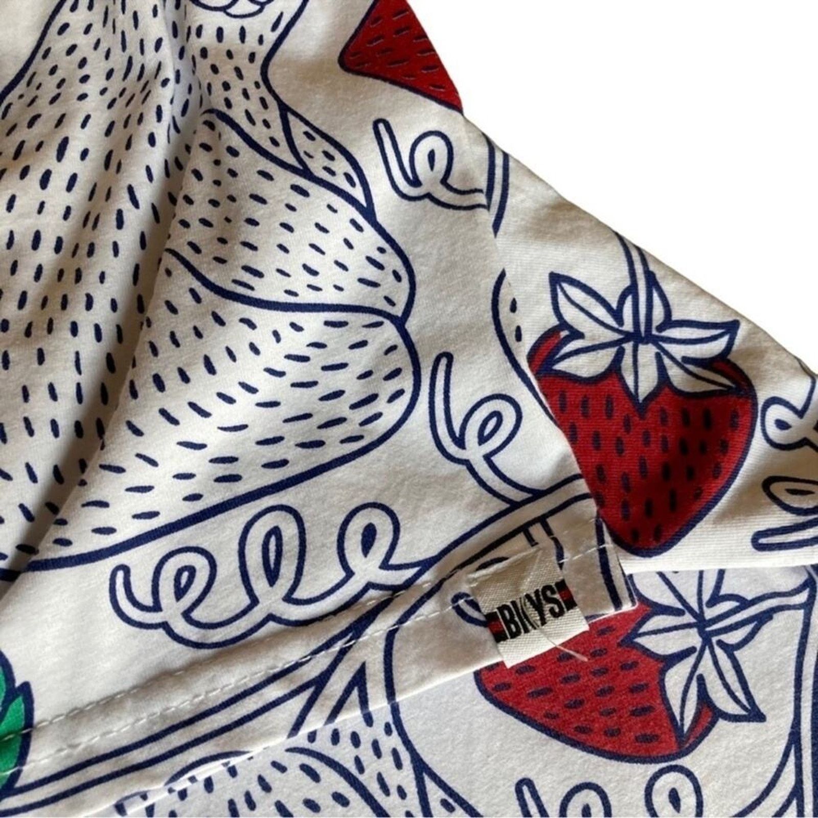 Other BKYS Strawberry Garden “Oh My” Dorothy Wizard of Oz Tee Size US XL / EU 56 / 4 - 6 Thumbnail