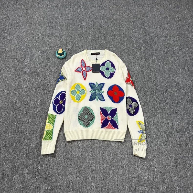 Louis Vuitton Louis Vuitton White three-flower full-print sweater Size US M / EU 48-50 / 2 - 1 Thumbnail