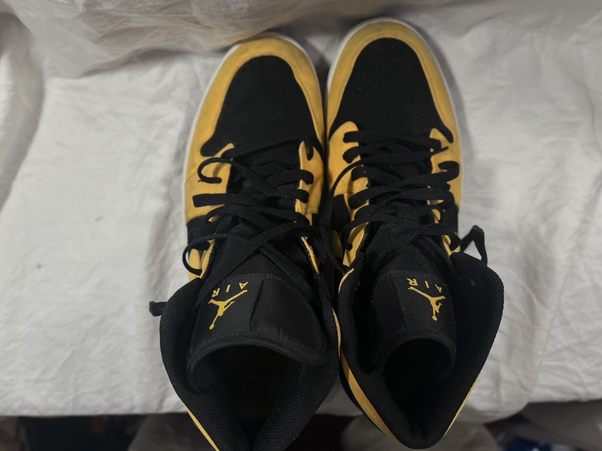 Jordan Brand Air Jordan 1 Retro Mid ‘Reverse New Love’ Men’s 13 Size US 13 / EU 46 - 6 Thumbnail