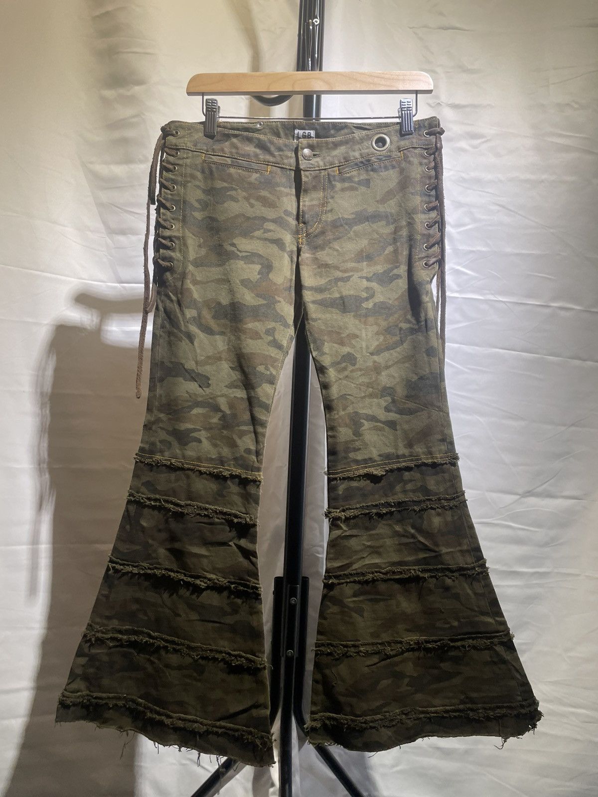 L.G.B CAMO BELLBOTTOM PANTS