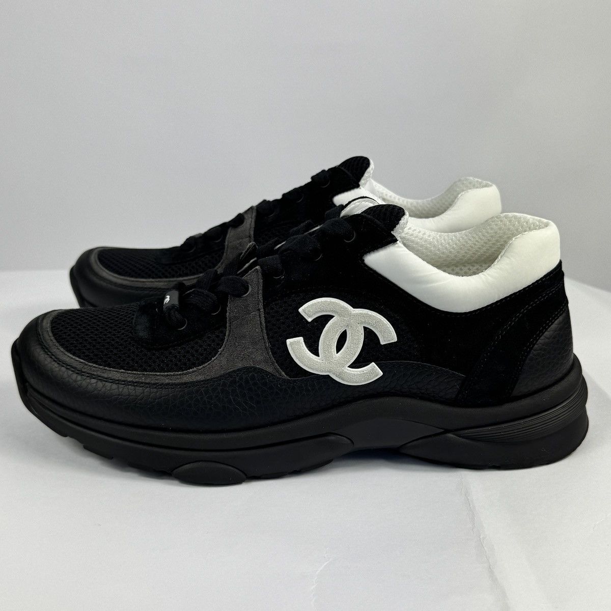 Chanel CLASSIC LOW TOP LOGO SNEAKERS Size US 10 / EU 43 - 6 Thumbnail