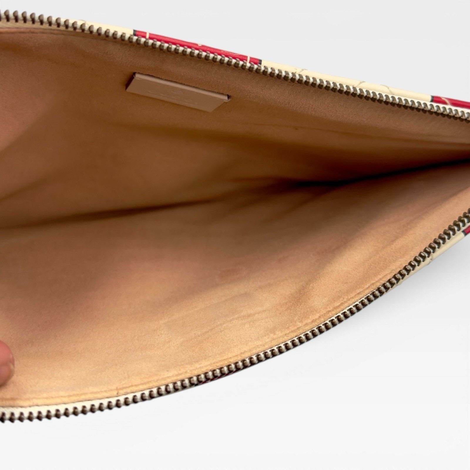 Gucci GG Marmont Matelasse Trompe L'oeil Quilted Leather Clutch Size ONE SIZE - 7 Thumbnail
