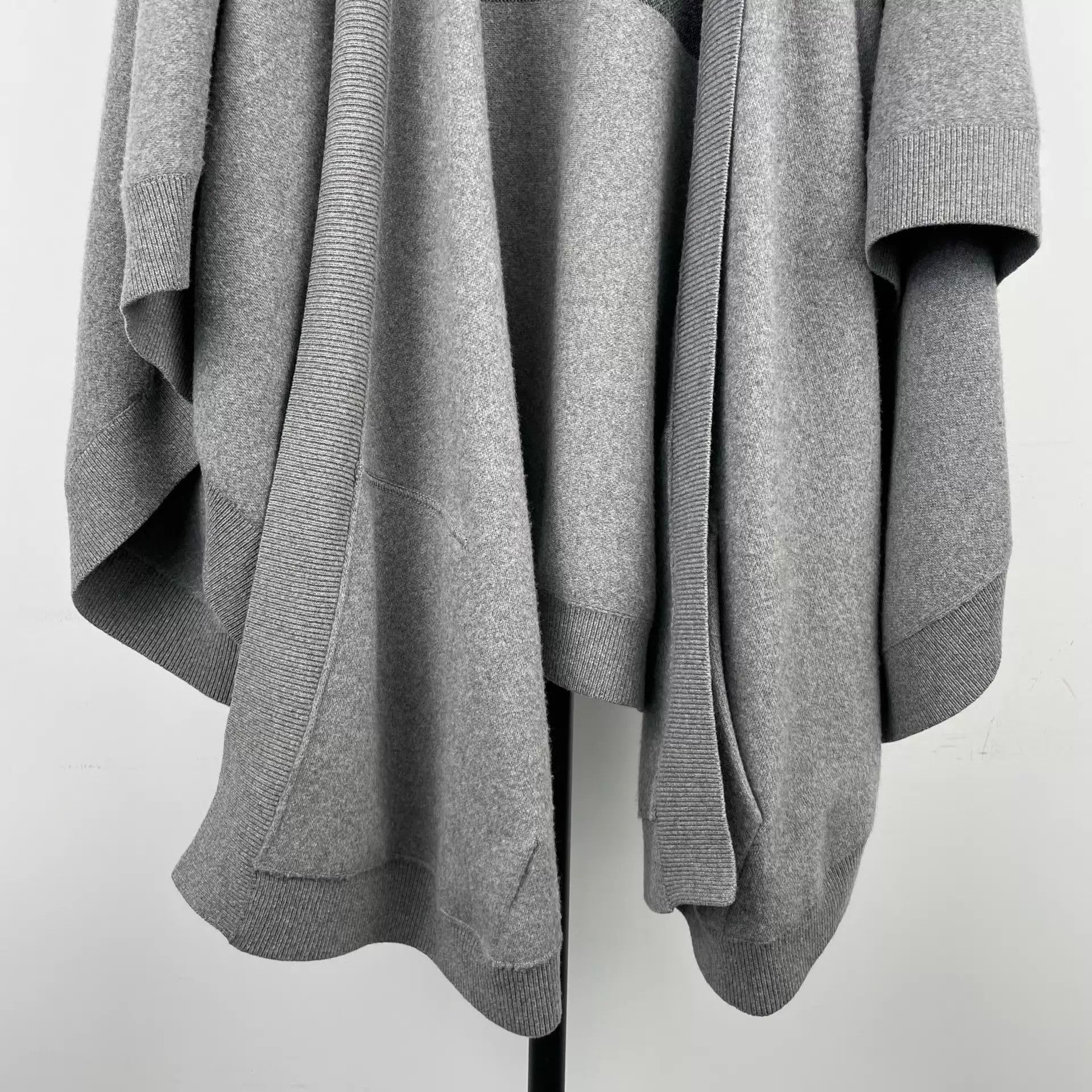 Burberry Burberry Gray Wool Shawl Size ONE SIZE - 9 Thumbnail