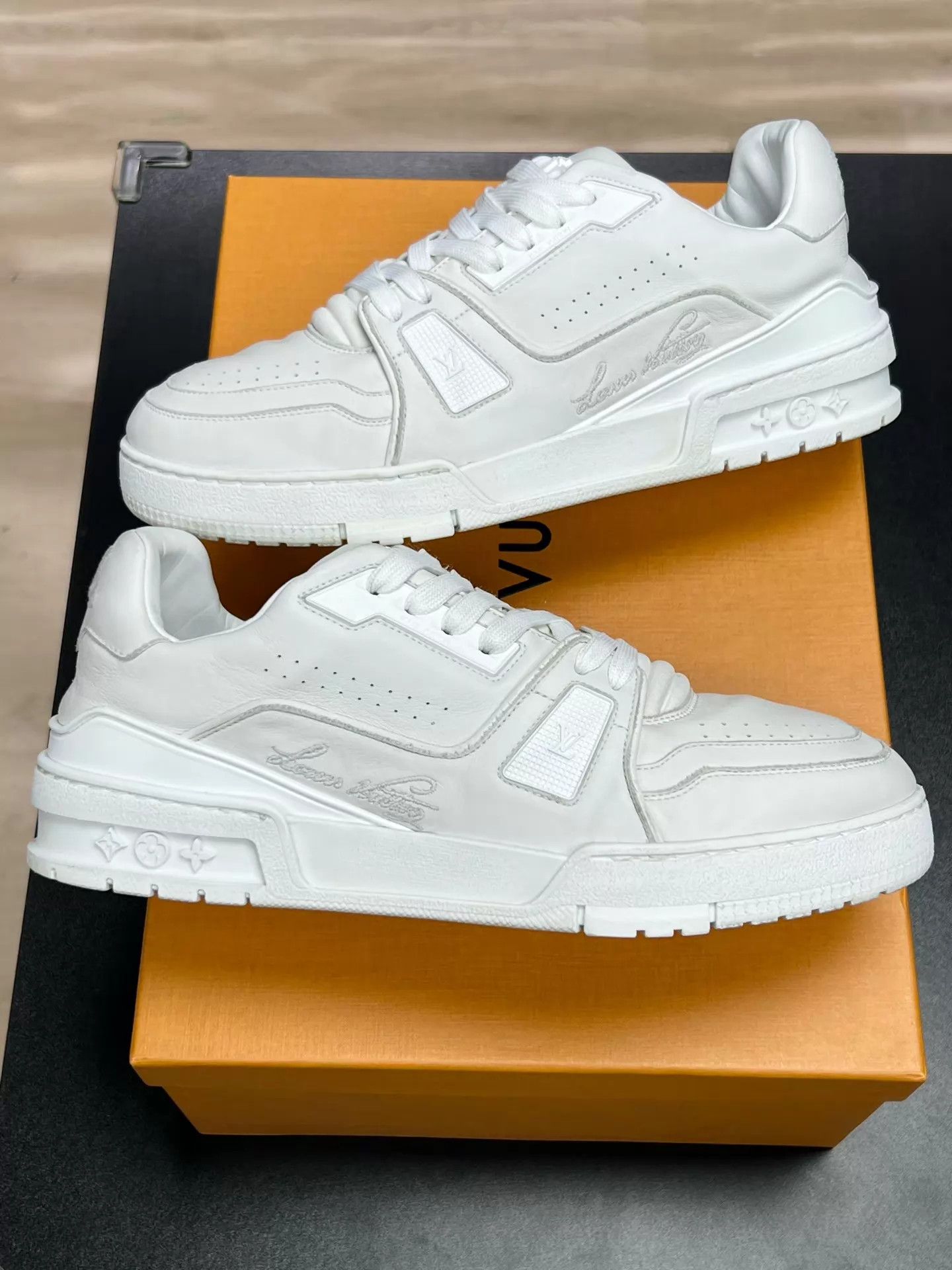Louis Vuitton LV Trainer Soft Leather Distressed White UK6 (40) Size US 7 / EU 40 - 5 Thumbnail