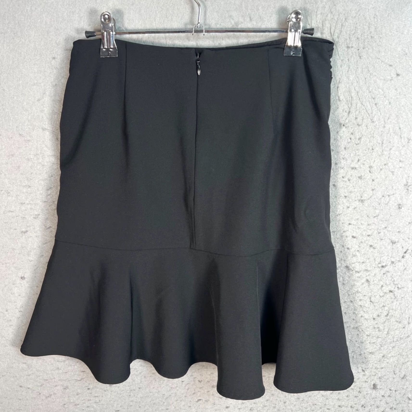 Club Monaco Club Monaco Skirt Womens Size 2 Black Flounce Hem Mini Lined Polyester Elastane Ruffle Zip Size 26" / US 2 / IT 38 - 2 Thumbnail