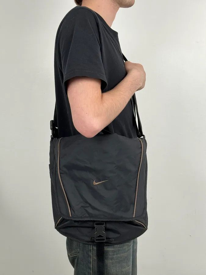 Nike 2000s Nike Black & Red Technical Nylon Crossbag Size ONE SIZE - 2 Thumbnail