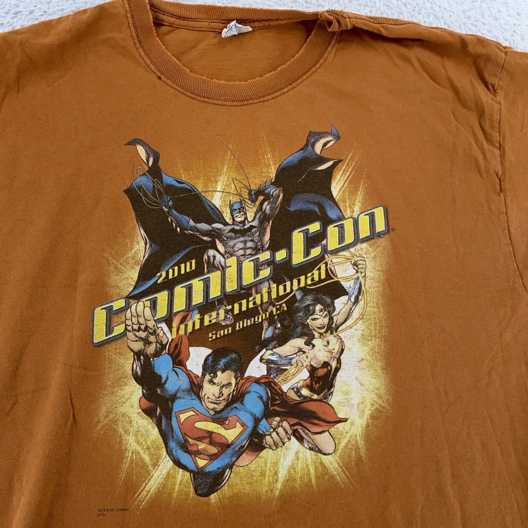 Gildan VINTAGE Distressed 2010 Comic Con Shirt Mens Large San Diego Superman Batman DC Comics Shirt L Orange Graphic Print DC Universe Mens Size US L / EU 52-54 / 3 - 2 Thumbnail