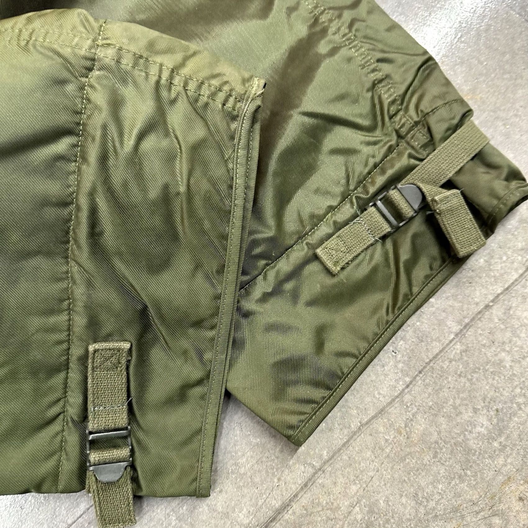 Vintage VINTAGE Brill Bros Army Winter Outdoor Cargo Pants Green Nylon 29in Inseam L Regular Men’s Rustic Workwear Insulated Pockets Front Zip Button Size US 33 - 7 Thumbnail