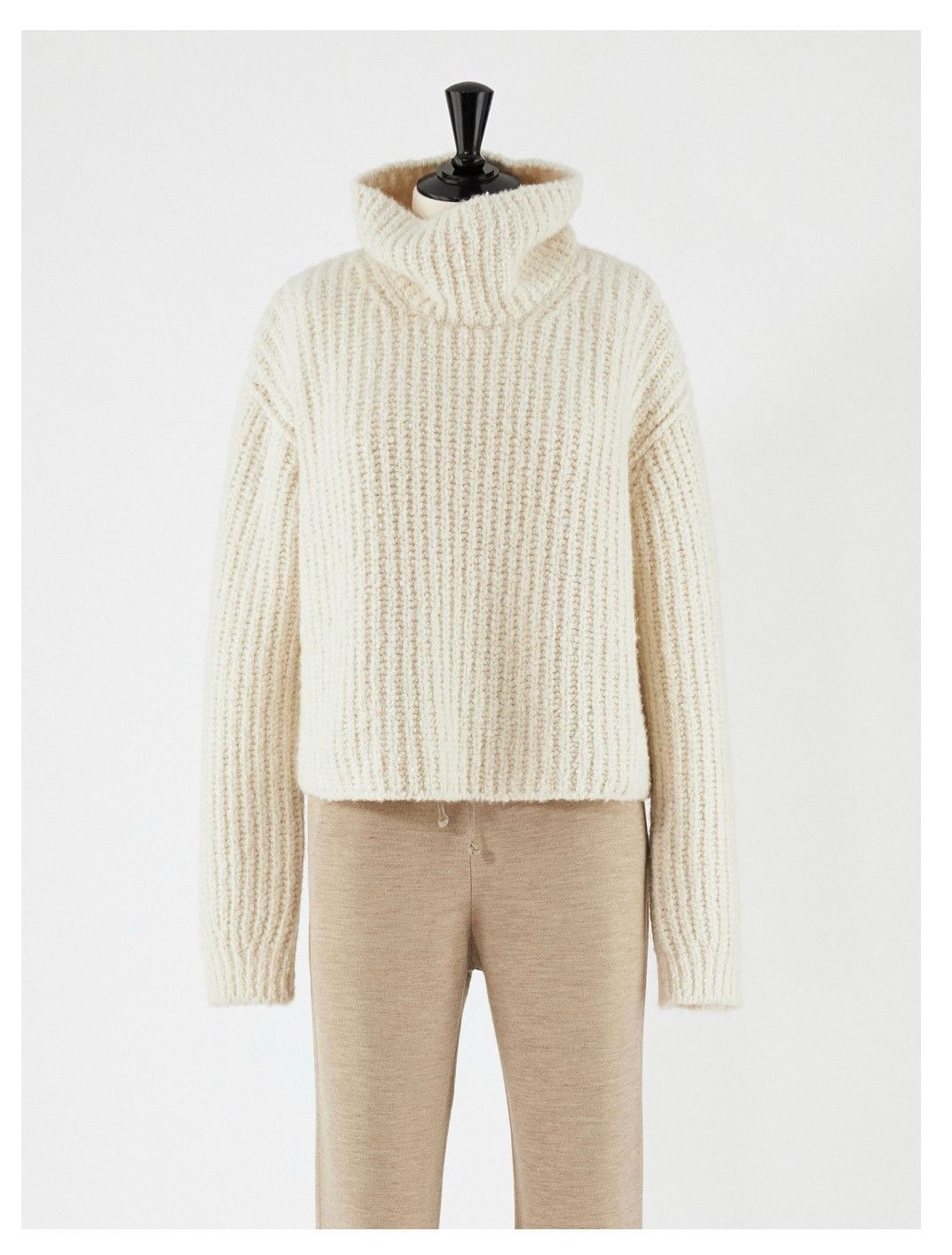 Loro Piana o1srvl11e1125 FAM6680 Cocooning Turtleneck Sweater in Ivory Size M / US 6-8 / IT 42-44 - 1 Thumbnail