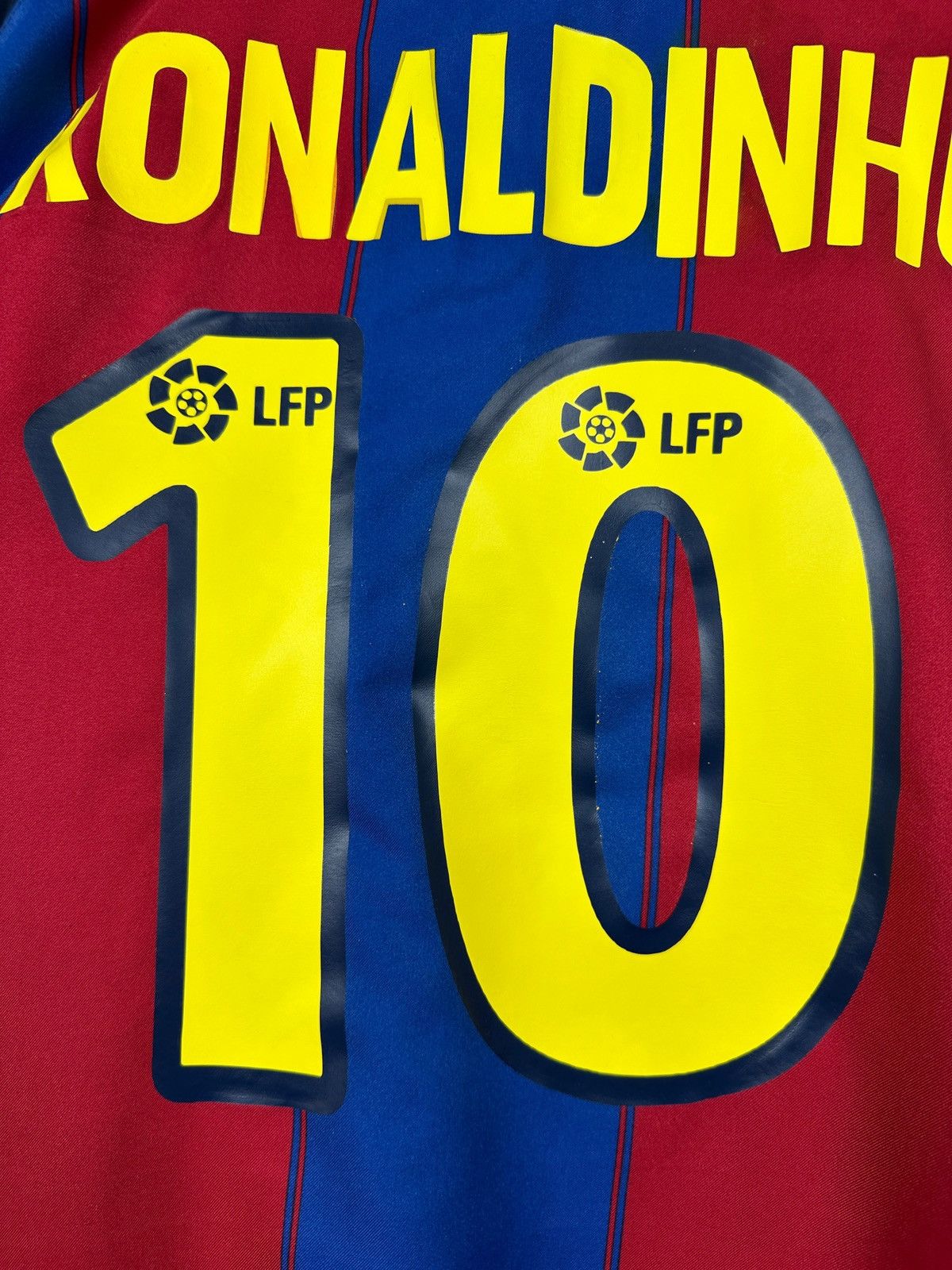 Nike 2003/04 Vintage Nike FC Barcelona Ronaldinho Soccer Jersey Size US M / EU 48-50 / 2 - 18 Thumbnail