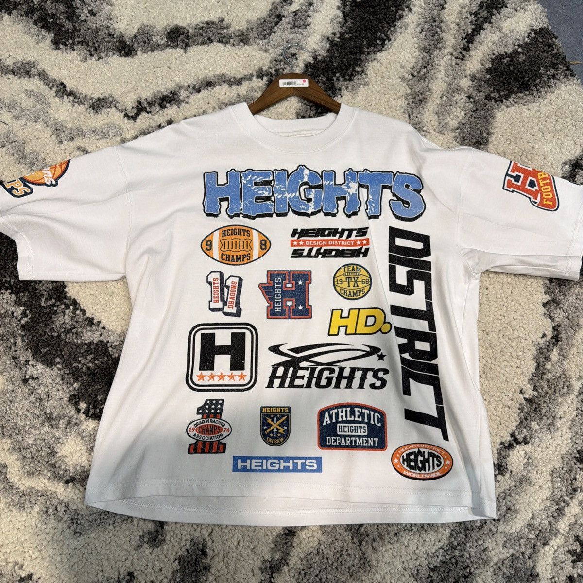 Cape Heights Heights District Graphic Short Sleeve HD VARSITY TEE size L Size US L / EU 52-54 / 3 - 3 Thumbnail