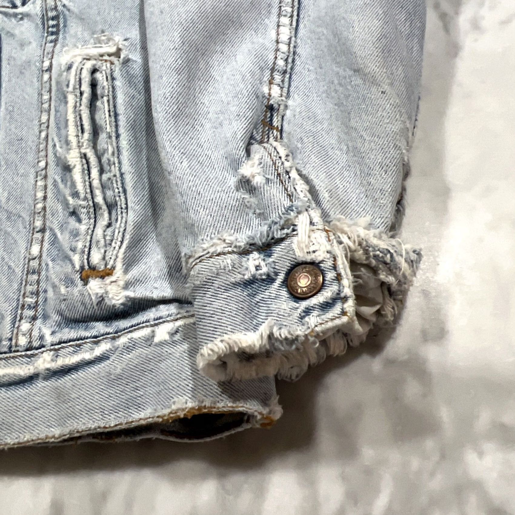 Levi's VINTAGE Levi’s Denim Trucker Jacket Men Large Sherpa Lined Thrashed Made USA Size US L / EU 52-54 / 3 - 7 Thumbnail