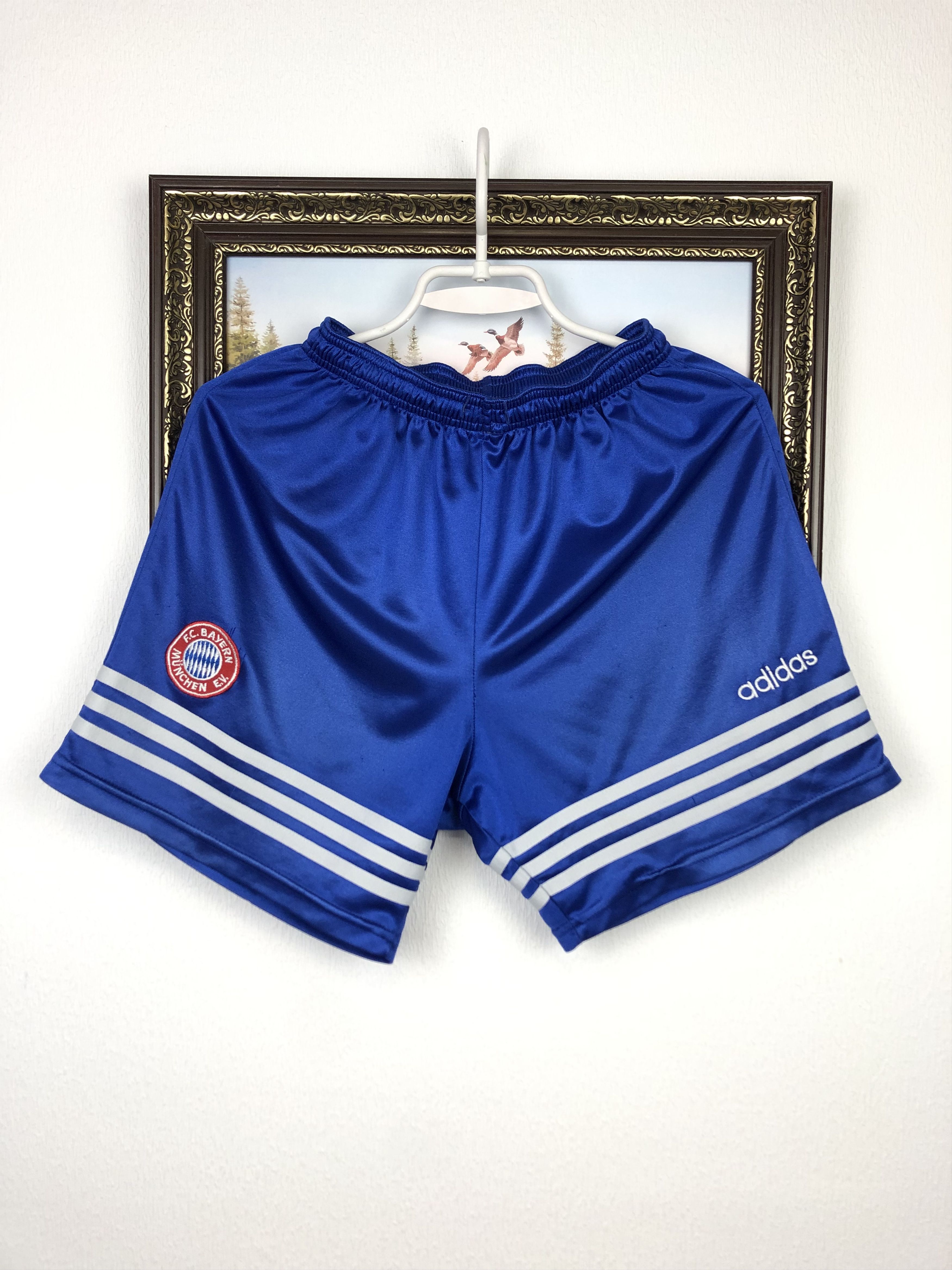 Adidas Vintage Adidas Bayern Munich Football Shorts Soccer Size S Size US 28 / EU 44 - 1 Thumbnail